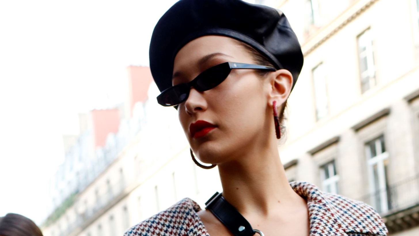 H Bella Hadid &#x3C3;&#x3B5; &#x3BC;&#x3AF;&#x3B1; &#x3B1;&#x3C0;&#x3CC;&#x3BB;&#x3C5;&#x3C4;&#x3B1; &#xE0; la parisienne &#x3B5;&#x3BC;&#x3C6;&#x3AC;&#x3BD;&#x3B9;&#x3C3;&#x3B7;