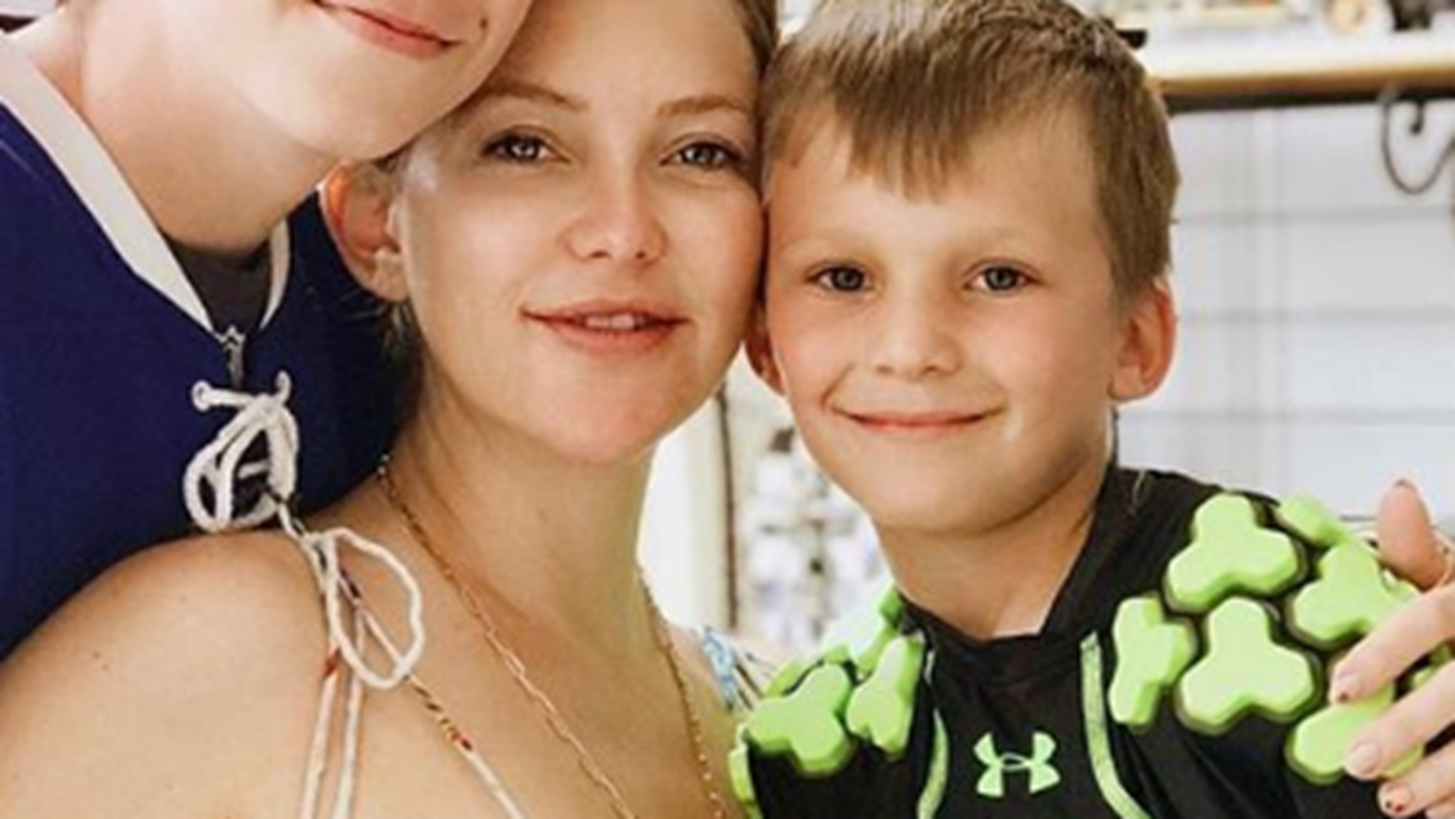 &#x39F; &#x3B3;&#x3B9;&#x3BF;&#x3C2; &#x3C4;&#x3B7;&#x3C2; Kate Hudson &#x3B5;&#x3AF;&#x3BD;&#x3B1;&#x3B9; &#x3B6;&#x3B5;&#x3C5;&#x3B3;&#x3AC;&#x3C1;&#x3B9; &#x3BC;&#x3B5; &#x3C4;&#x3B7;&#x3BD; &#x3BA;&#x3CC;&#x3C1;&#x3B7; &#x3C4;&#x3B7;&#x3C2; Leslie Mann