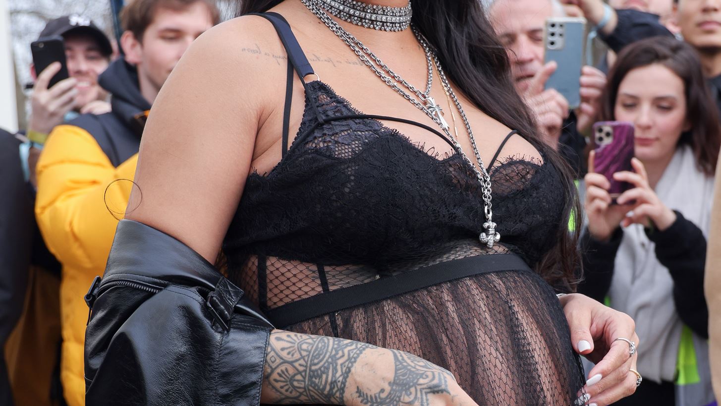 Rihanna | &#x39F;&#x3B9; &#x3C3;&#x3C7;&#x3B5;&#x3B4;&#x3CC;&#x3BD; &#x3B3;&#x3C5;&#x3BC;&#x3BD;&#x3AD;&#x3C2; &#x3C6;&#x3C9;&#x3C4;&#x3BF;&#x3B3;&#x3C1;&#x3B1;&#x3C6;&#x3AF;&#x3B5;&#x3C2; &#x3B1;&#x3C0;&#x3CC; &#x3C4;&#x3B7;&#x3BD; &#x3C0;&#x3C1;&#x3CE;&#x3C4;&#x3B7; &#x3C4;&#x3B7;&#x3C2; &#x3B5;&#x3B3;&#x3BA;&#x3C5;&#x3BC;&#x3BF;&#x3C3;&#x3CD;&#x3BD;&#x3B7;