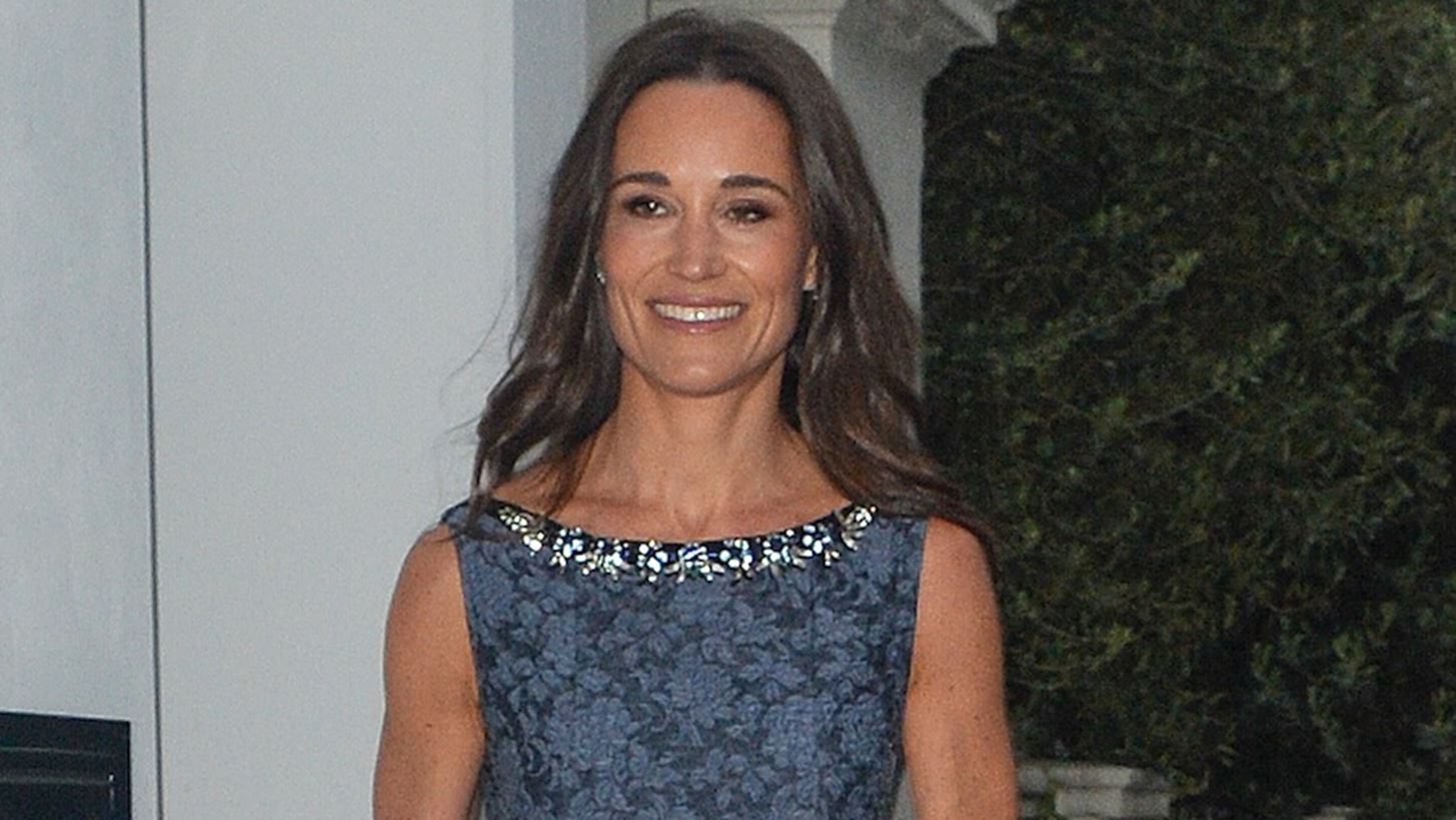 Pippa Middleton: &#x3A6;&#x3BF;&#x3C1;&#x3AC; &#x3C4;&#x3BF; &#x3C0;&#x3B9;&#x3BF; &#x3BA;&#x3BF;&#x3BC;&#x3C8;&#x3CC; cocktail &#x3C6;&#x3CC;&#x3C1;&#x3B5;&#x3BC;&#x3B1; &#x3BB;&#x3AF;&#x3B3;&#x3BF; &#x3C0;&#x3C1;&#x3B9;&#x3BD; &#x3C4;&#x3BF; &#x3B3;&#x3AC;&#x3BC;&#x3BF; &#x3C4;&#x3B7;&#x3C2;