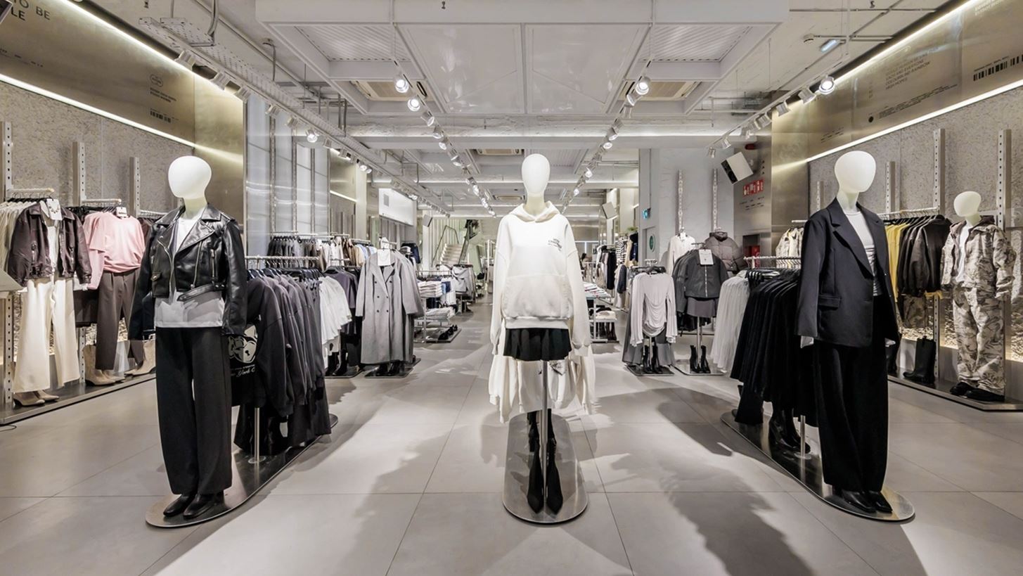 &#x397; Pull&amp;Bear &#x3B5;&#x3C0;&#x3B1;&#x3BD;&#x3B1;&#x3BB;&#x3B5;&#x3B9;&#x3C4;&#x3BF;&#x3C5;&#x3C1;&#x3B3;&#x3B5;&#x3AF; &#x3C4;&#x3BF; flagship &#x3BA;&#x3B1;&#x3C4;&#x3AC;&#x3C3;&#x3C4;&#x3B7;&#x3BC;&#x3AC; &#x3C4;&#x3B7;&#x3C2; &#x3C3;&#x3C4;&#x3B7;&#x3BD; &#x391;&#x3B8;&#x3AE;&#x3BD;&#x3B1;