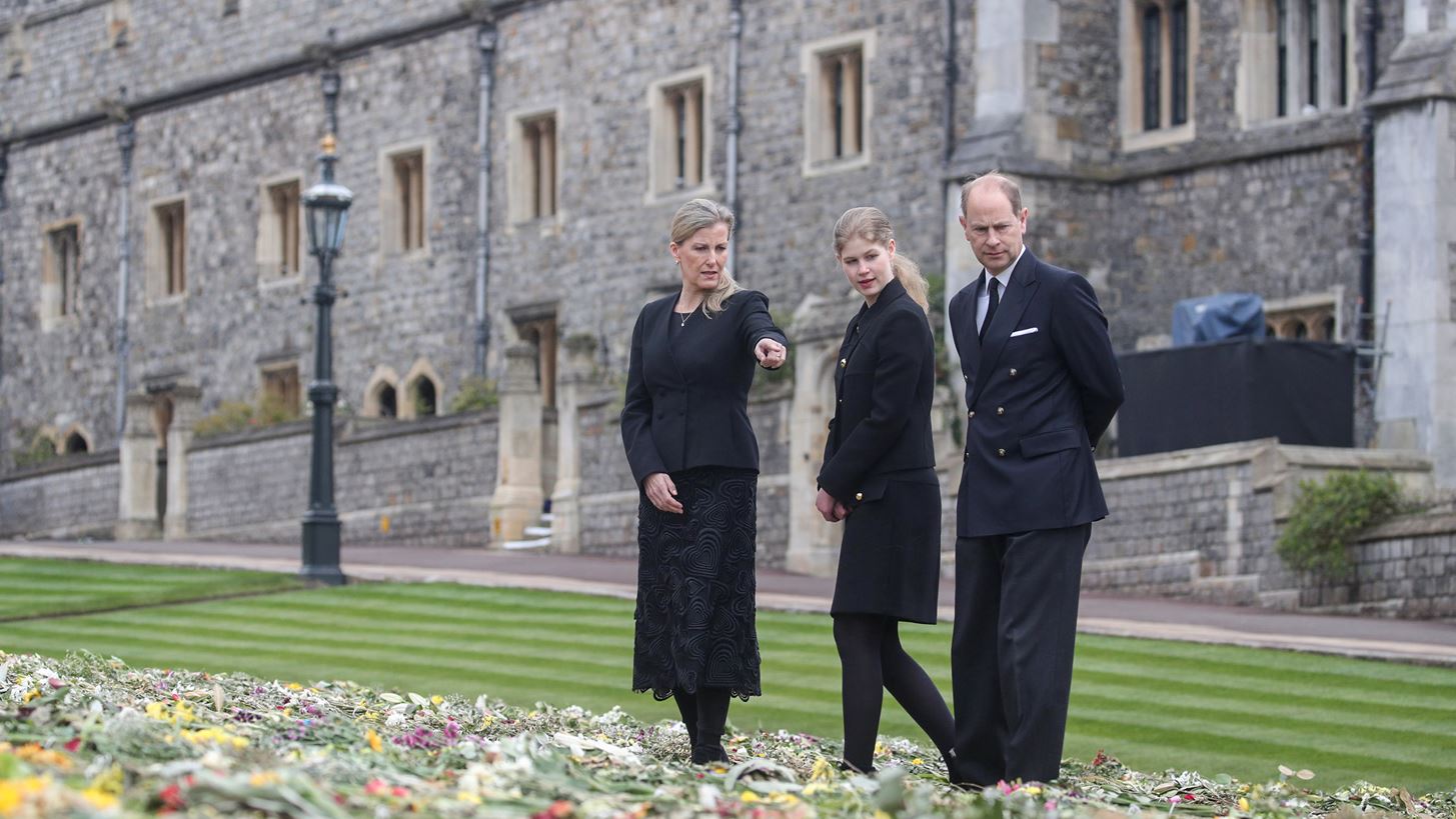 H 17&#x3C7;&#x3C1;&#x3BF;&#x3BD;&#x3B7; Lady Louise Windsor &#x3B1;&#x3C0;&#x3BF;&#x3C7;&#x3B1;&#x3B9;&#x3C1;&#x3B5;&#x3C4;&#x3AC; &#x3C4;&#x3BF;&#x3BD; &#x3C0;&#x3B1;&#x3C0;&#x3C0;&#x3BF;&#x3CD; &#x3C4;&#x3B7;&#x3C2; &#x3A0;&#x3C1;&#x3AF;&#x3B3;&#x3BA;&#x3B9;&#x3C0;&#x3B1; &#x3A6;&#x3AF;&#x3BB;&#x3B9;&#x3C0;&#x3C0;&#x3BF;