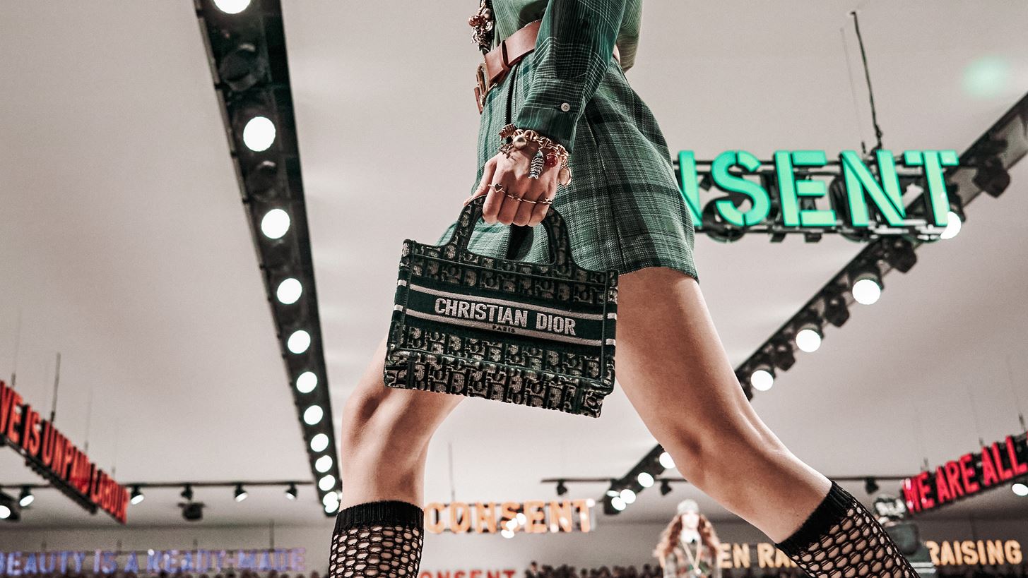 6 details &#x3C0;&#x3BF;&#x3C5; &#x3BE;&#x3B5;&#x3C7;&#x3CE;&#x3C1;&#x3B9;&#x3C3;&#x3B1; &#x3B1;&#x3C0;&#x3CC; &#x3C4;&#x3B7; F/W 2020-21 &#x3C3;&#x3C5;&#x3BB;&#x3BB;&#x3BF;&#x3B3;&#x3AE; &#x3C4;&#x3BF;&#x3C5; &#x3BF;&#x3AF;&#x3BA;&#x3BF;&#x3C5; Dior