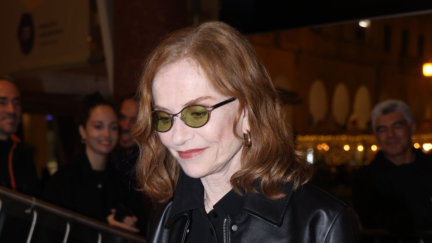 Isabelle Huppert | &#x397; &#x3B5;&#x3BC;&#x3C6;&#x3AC;&#x3BD;&#x3B9;&#x3C3;&#x3B7; &#x3C3;&#x3C4;&#x3BF; &quot;&#x39F;&#x3BB;&#x3CD;&#x3BC;&#x3C0;&#x3B9;&#x3BF;&#x3BD;&quot; &#x3BC;&#x3B5; leather bomber &#x3C4;&#x3B6;&#x3AC;&#x3BA;&#x3B5;&#x3C4;