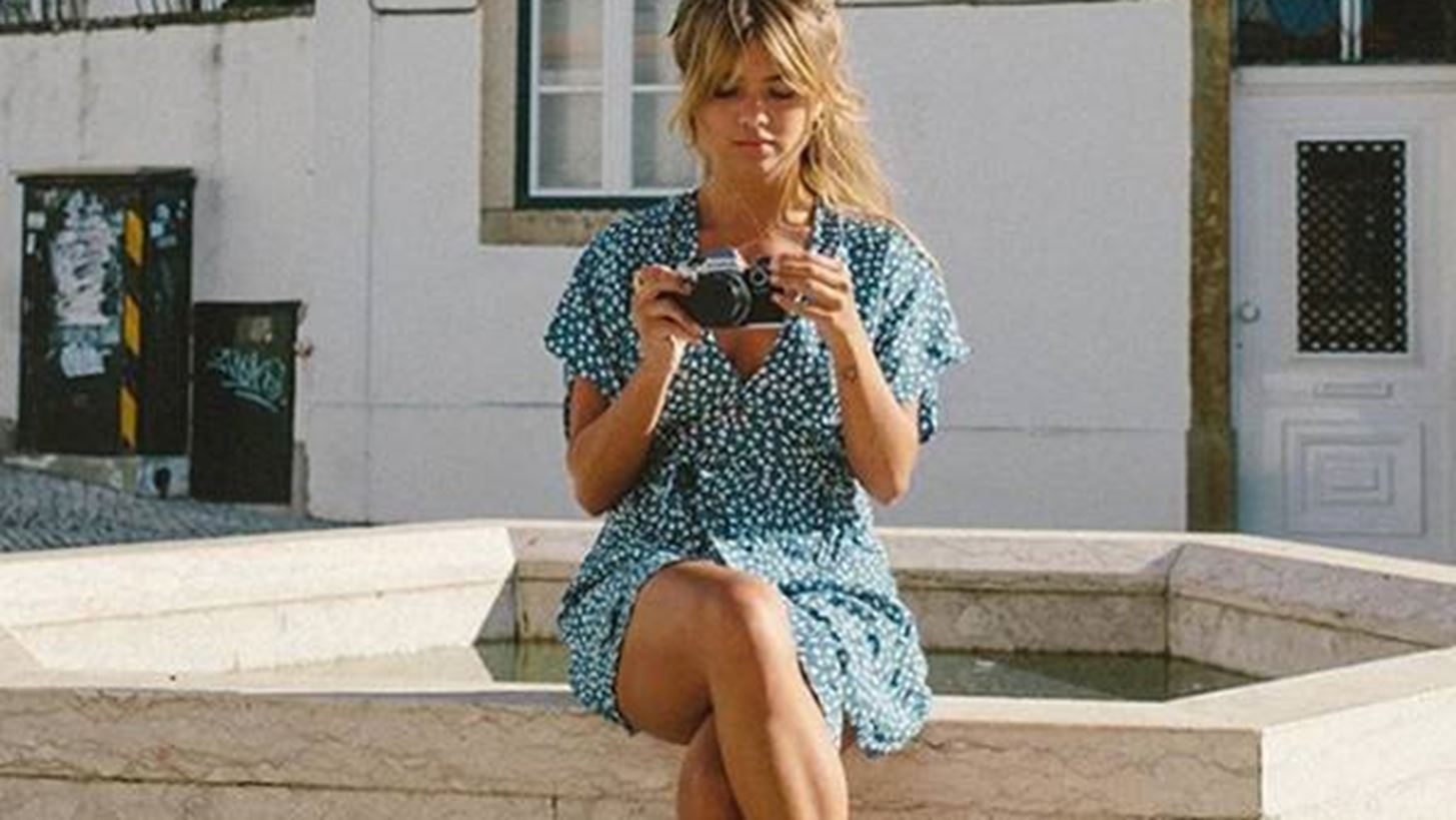 Αυτή η fashion blogger μοιάζει με τη Brigitte Bardot (και ντύνεται υπέροχα)