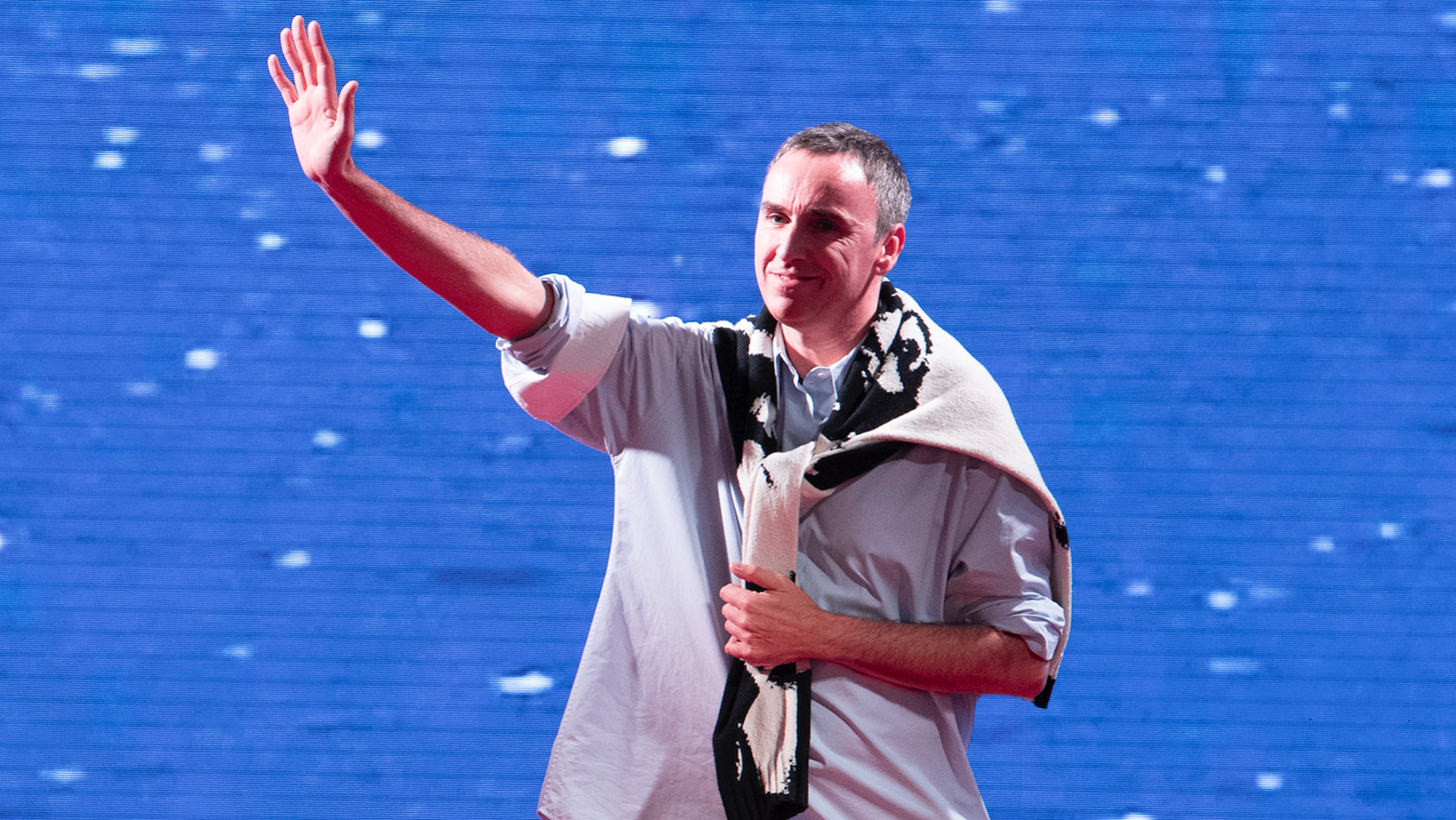Breaking news: &#x39F; Raf Simons &#x3B1;&#x3C0;&#x3BF;&#x3C7;&#x3CE;&#x3C1;&#x3B7;&#x3C3;&#x3B5; &#x3B1;&#x3C0;&#x3CC; &#x3C4;&#x3BF;&#x3BD; Calvin Klein