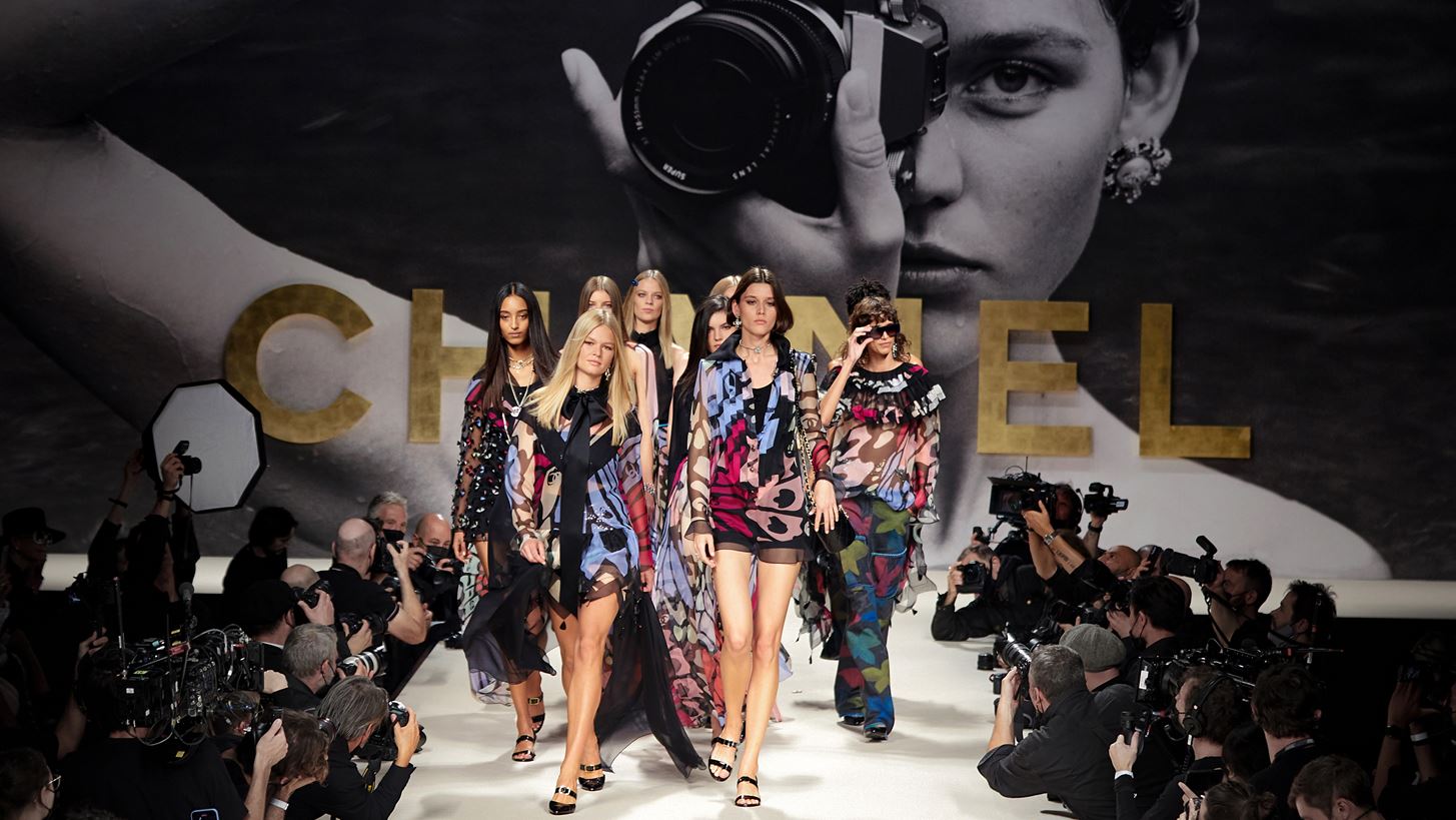 &#x397; &#x3C3;&#x3C5;&#x3BB;&#x3BB;&#x3BF;&#x3B3;&#x3AE; Chanel SS 2022 &#x3B5;&#x3AF;&#x3BD;&#x3B1;&#x3B9; &#x3B7; &#x3C7;&#x3B1;&#x3C1;&#x3AC; &#x3C4;&#x3B7;&#x3C2; &#x3B6;&#x3C9;&#x3AE;&#x3C2;