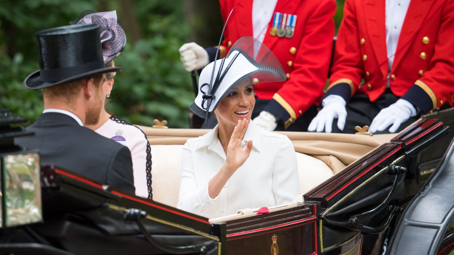 Royal Ascot 2018 | &#x397; &#x3B5;&#x3BD;&#x3C4;&#x3C5;&#x3C0;&#x3C9;&#x3C3;&#x3B9;&#x3B1;&#x3BA;&#x3AE; &#x3AC;&#x3C6;&#x3B9;&#x3BE;&#x3B7; &#x3C4;&#x3B7;&#x3C2; Meghan Markle &#x3C4;&#x3B7;&#x3BD; 1&#x3B7; &#x3B7;&#x3BC;&#x3AD;&#x3C1;&#x3B1; &#x3C4;&#x3C9;&#x3BD; &#x3B9;&#x3C0;&#x3C0;&#x3BF;&#x3B4;&#x3C1;&#x3BF;&#x3BC;&#x3B9;&#x3CE;&#x3BD;