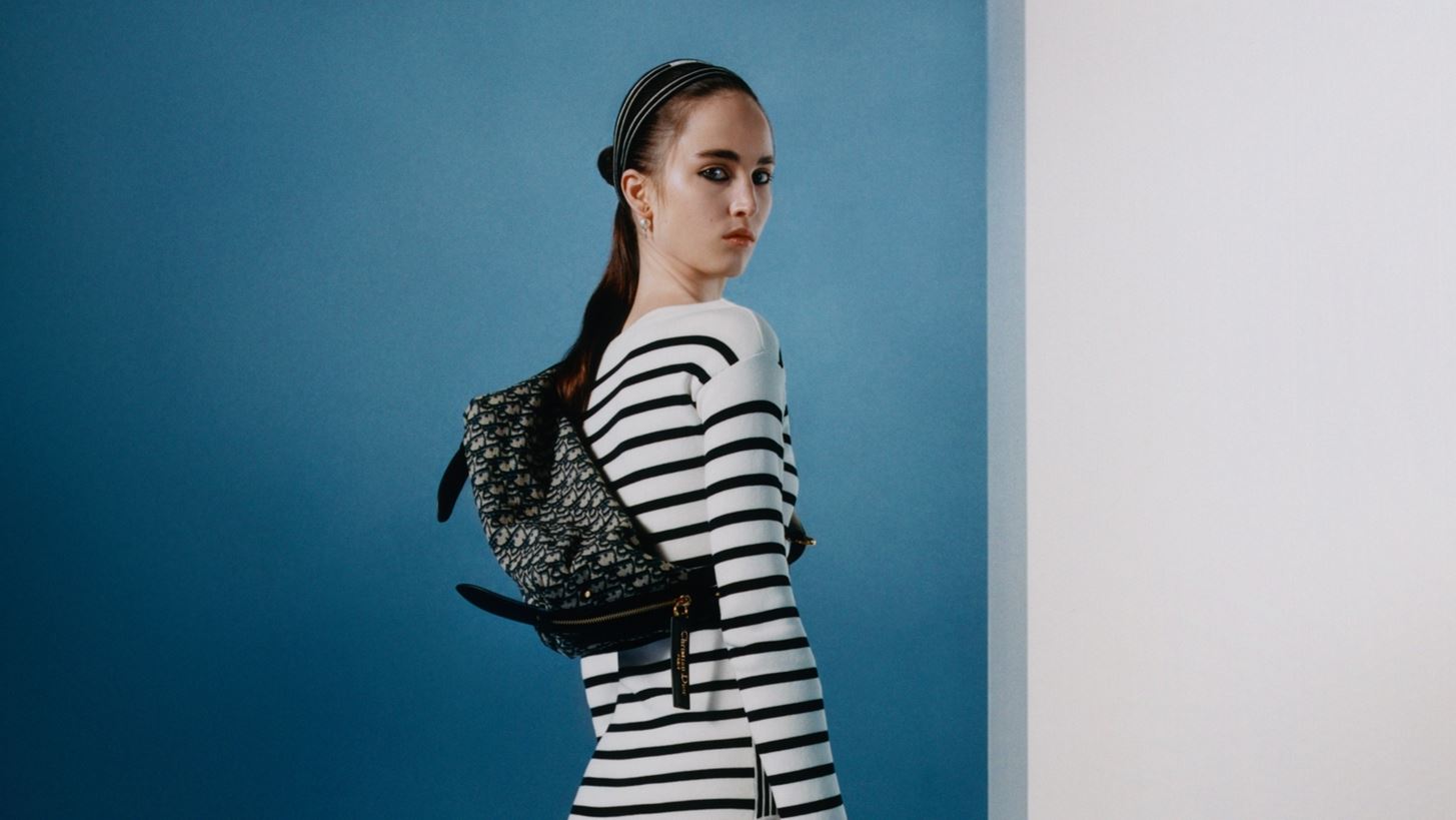 D-Journey | &#x39F; &#x3BF;&#x3AF;&#x3BA;&#x3BF;&#x3C2; Dior &#x3C0;&#x3B1;&#x3C1;&#x3BF;&#x3C5;&#x3C3;&#x3B9;&#x3AC;&#x3B6;&#x3B5;&#x3B9; &#x3C4;&#x3B7; &#x3BD;&#x3AD;&#x3B1; it-bag