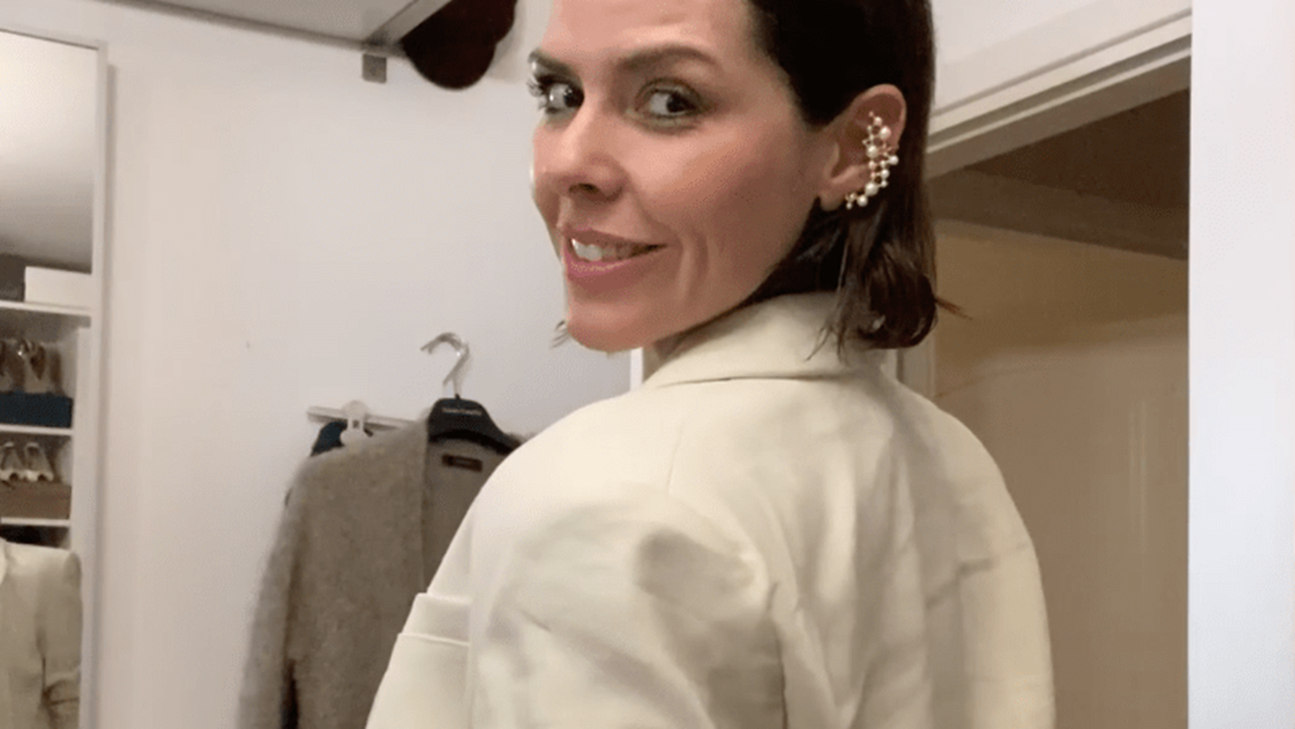 &#x397; &#x388;&#x3BB;&#x3B5;&#x3BD;&#x3B1; &#x393;&#x3B1;&#x3BB;&#x3CD;&#x3C6;&#x3B1; &#x3B1;&#x3C0;&#x3BF;&#x3BA;&#x3B1;&#x3BB;&#x3CD;&#x3C0;&#x3C4;&#x3B5;&#x3B9; &#x3C4;&#x3B1; &#x3B1;&#x3B3;&#x3B1;&#x3C0;&#x3B7;&#x3BC;&#x3AD;&#x3BD;&#x3B1; &#x3C4;&#x3B7;&#x3C2; &#x3B3;&#x3B9;&#x3B1; &#x3C4;&#x3B7;&#x3BD; &#x3BA;&#x3B1;&#x3BB;&#x3BF;&#x3BA;&#x3B1;&#x3B9;&#x3C1;&#x3B9;&#x3BD;&#x3AE; &#x3C3;&#x3B5;&#x3B6;&#x3CC;&#x3BD;