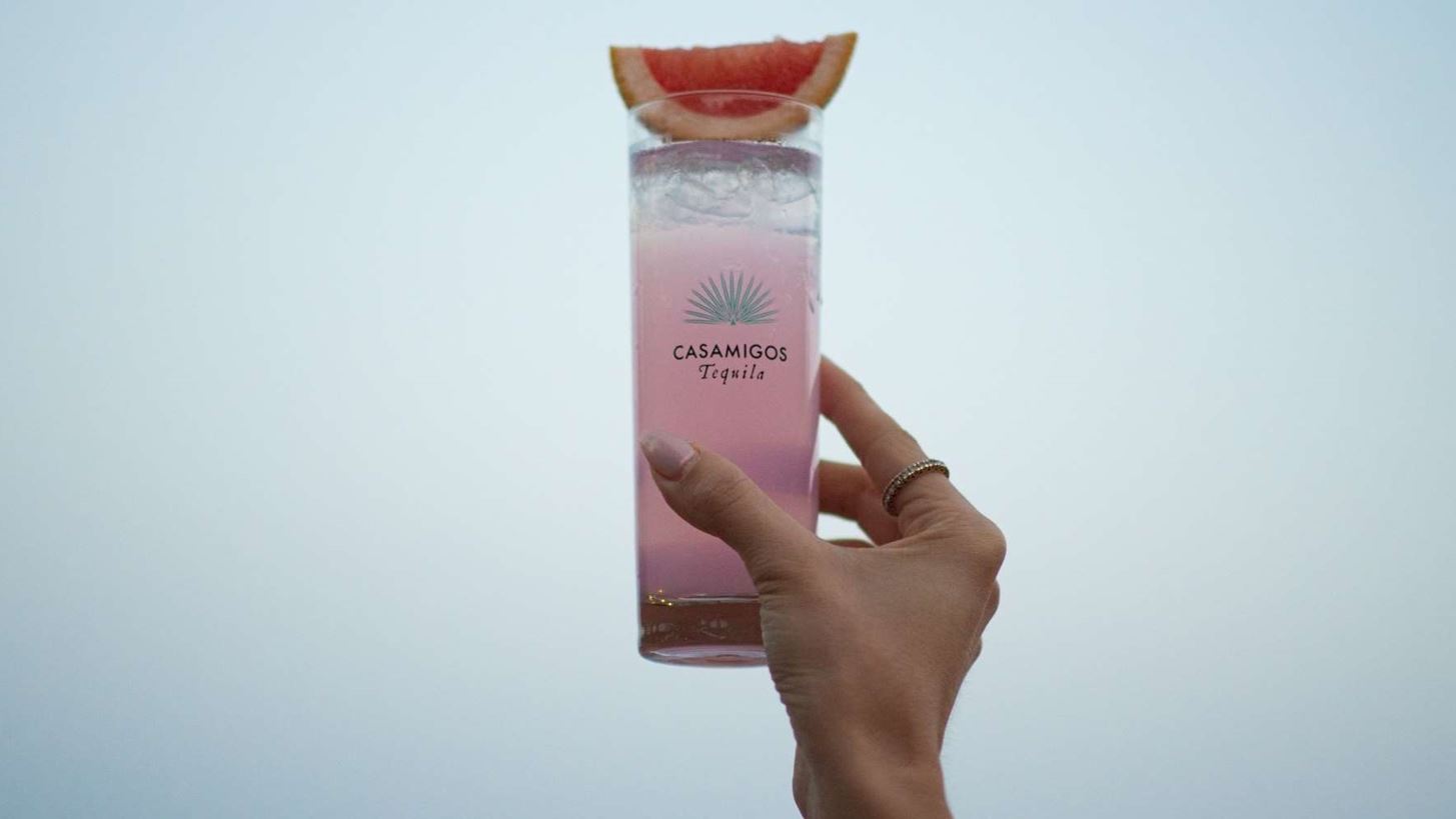 &#x391;&#x3C0;&#x3BF;&#x3BB;&#x3B1;&#x3BC;&#x3B2;&#x3AC;&#x3BD;&#x3BF;&#x3BD;&#x3C4;&#x3B1;&#x3C2; &#x3C4;&#x3B7; &#x3B6;&#x3C9;&#x3AE; &#x3BC;&#x3B5; &#x3C4;&#x3B7;&#x3BD; Casamigos, &#x3C4;&#x3B7;&#x3BD; &#x3C4;&#x3B5;&#x3BA;&#x3AF;&#x3BB;&#x3B1; &#x3C4;&#x3C9;&#x3BD; &#x3C6;&#x3AF;&#x3BB;&#x3C9;&#x3BD;