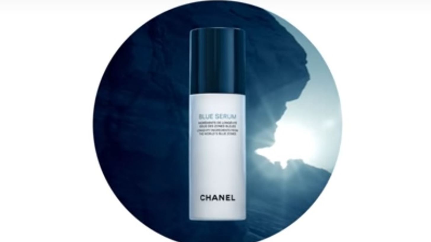 Blue Serum: &#x397; &#x3BD;&#x3AD;&#x3B1; &#x3BA;&#x3B1;&#x3BC;&#x3C0;&#x3AC;&#x3BD;&#x3B9;&#x3B1; &#x3C4;&#x3BF;&#x3C5; &#x3BF;&#x3AF;&#x3BA;&#x3BF;&#x3C5; Chanel &#x3B5;&#x3AF;&#x3BD;&#x3B1;&#x3B9; &#x3B1;&#x3C6;&#x3B9;&#x3B5;&#x3C1;&#x3C9;&#x3BC;&#x3AD;&#x3BD;&#x3B7; &#x3C3;&#x3C4;&#x3B7;&#x3BD; &#x395;&#x3BB;&#x3BB;&#x3AC;&#x3B4;&#x3B1;
