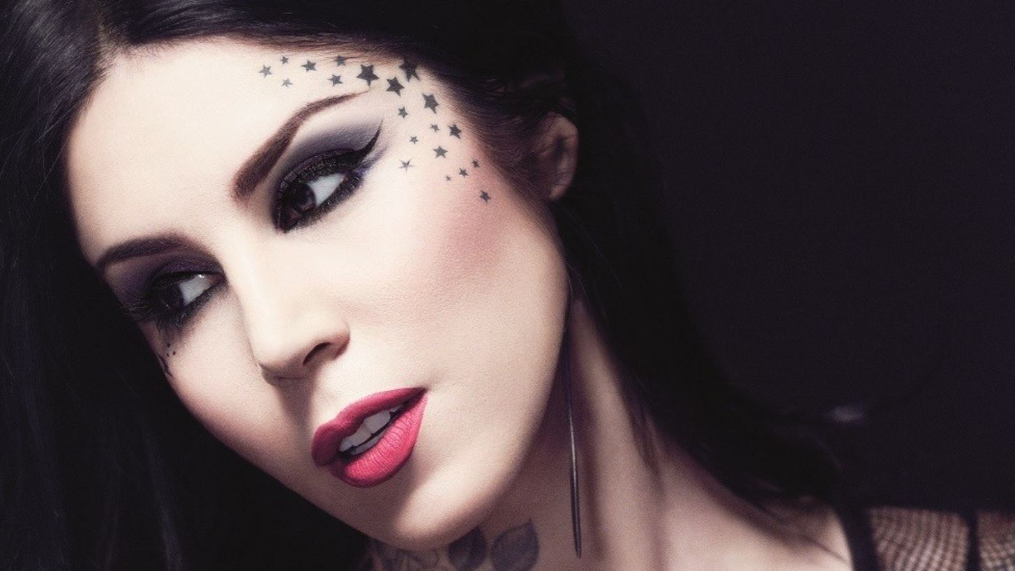 Kat Von D Beauty: &#x3A0;&#x3CC;&#x3C3;&#x3B1; &#x3B3;&#x3BD;&#x3C9;&#x3C1;&#x3AF;&#x3B6;&#x3B5;&#x3B9;&#x3C2; &#x3AC;&#x3C1;&#x3B1;&#x3B3;&#x3B5; &#x3B3;&#x3B9;&#x3B1; &#x3C4;&#x3BF; &#x3C4;&#x3CC;&#x3C3;&#x3BF; &#x3B4;&#x3B9;&#x3AC;&#x3C3;&#x3B7;&#x3BC;&#x3BF; brand;