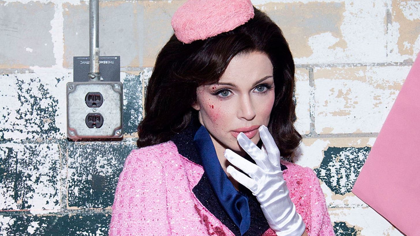 "Αηδιαστικό!": Η Julia Fox ως Jackie Kennedy καλυμμένη με το αίμα του JFK για το Halloween