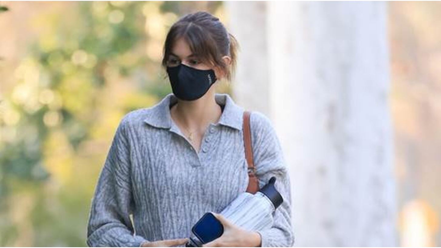 H Kaia Gerber &#x3BC;&#x3B5; &#x2018;it&#x2019; jumper &#x3B1;&#x3C0;&#x3CC; &#x3C4;&#x3BF; Mango