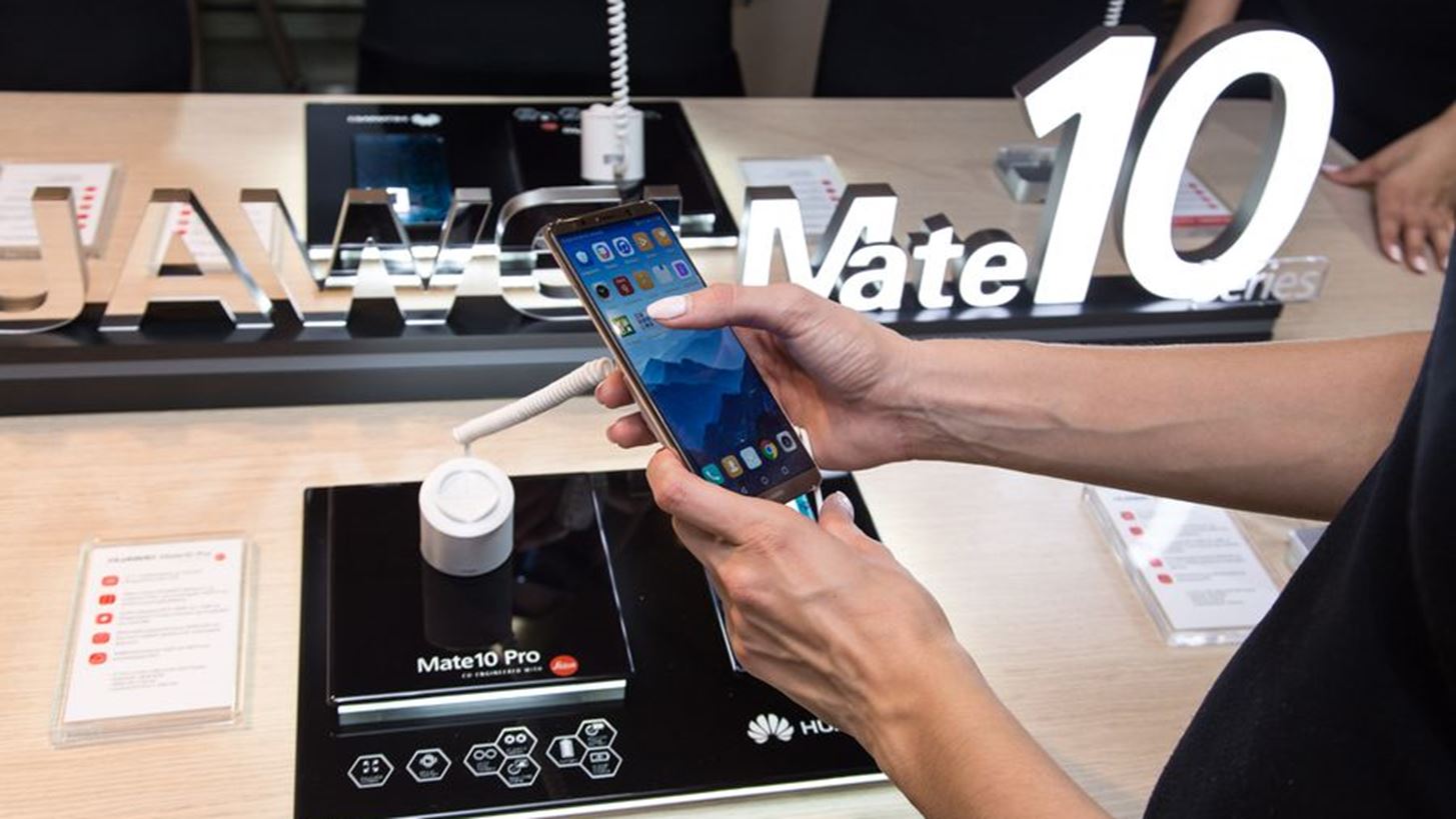 T&#x3B1; &#x3BD;&#x3AD;&#x3B1; smartphones Huawei Mate 10 Pro &#x3BA;&#x3B1;&#x3B9; Huawei Mate 10 lite &#x3AD;&#x3C6;&#x3C4;&#x3B1;&#x3C3;&#x3B1;&#x3BD; &#x3C3;&#x3C4;&#x3B7;&#x3BD; &#x395;&#x3BB;&#x3BB;&#x3AC;&#x3B4;&#x3B1;