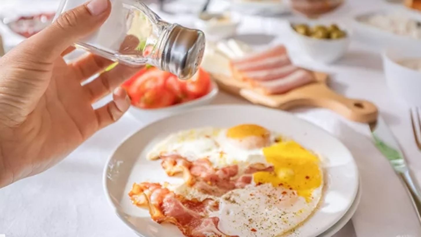 Πόσο αλάτι πρέπει να καταναλώνεις με τα γεύματά σου;