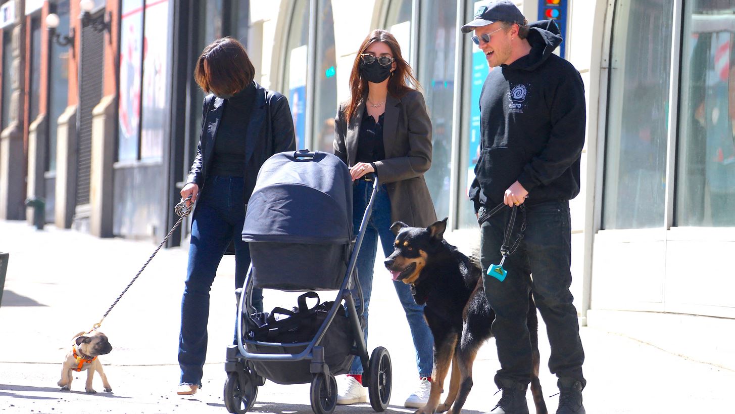 &#x39A;&#x3B1;&#x3B9; &#x3B7; Emily Ratajkowski &#x3C5;&#x3C0;&#x3AD;&#x3BA;&#x3C5;&#x3C8;&#x3B5; &#x3C3;&#x3C4;&#x3B7;&#x3BD; It bag &#x3C0;&#x3BF;&#x3C5; &#x3AD;&#x3C7;&#x3B5;&#x3B9; &#x3BA;&#x3B1;&#x3C4;&#x3B1;&#x3BA;&#x3BB;&#x3CD;&#x3C3;&#x3B5;&#x3B9; &#x3C4;&#x3BF; Instagram