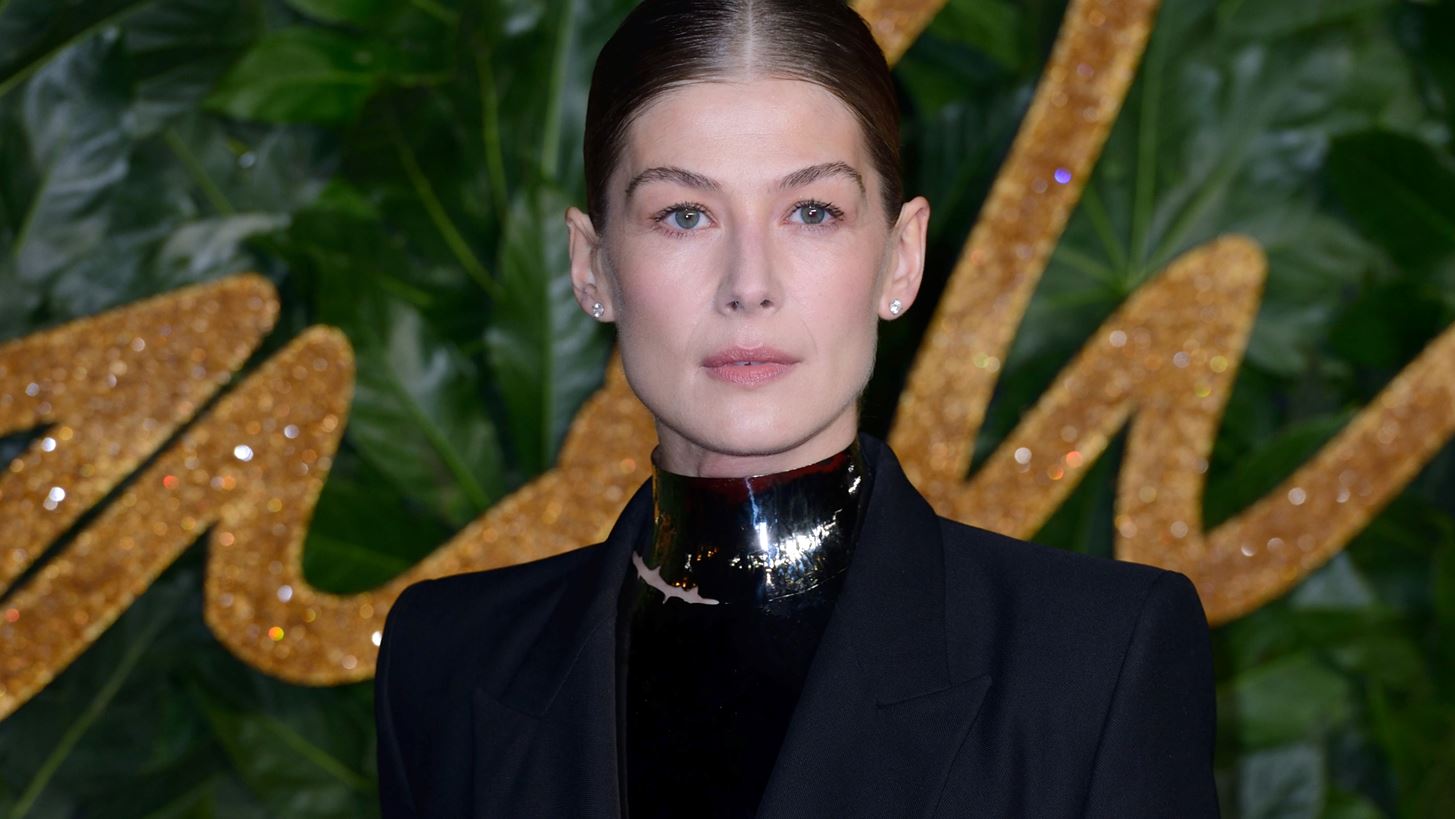 &#x397; Rosamund Pike &#x3AD;&#x3BA;&#x3B1;&#x3BD;&#x3B5; &#x3C4;&#x3B7;&#x3BD; &#x3C0;&#x3B9;&#x3BF; &#x3B5;&#x3C0;&#x3B9;&#x3B2;&#x3BB;&#x3B7;&#x3C4;&#x3B9;&#x3BA;&#x3AE; &#x3B5;&#x3BC;&#x3C6;&#x3AC;&#x3BD;&#x3B9;&#x3C3;&#x3B7; &#x3C3;&#x3C4;&#x3BF; &#x3BA;&#x3CC;&#x3BA;&#x3BA;&#x3B9;&#x3BD;&#x3BF; &#x3C7;&#x3B1;&#x3BB;&#x3AF; &#x3C4;&#x3C9;&#x3BD; BFA