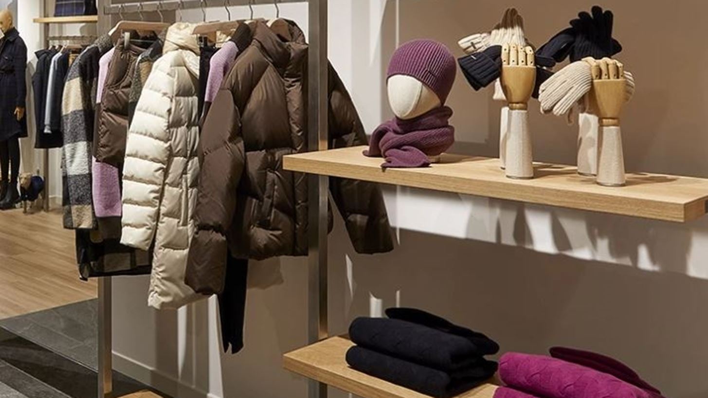 &#x397; &#x3C0;&#x3C1;&#x3CE;&#x3C4;&#x3B7; Woolrich boutique &#x3AC;&#x3BD;&#x3BF;&#x3B9;&#x3BE;&#x3B5; &#x3C3;&#x3C4;&#x3B7; &#x393;&#x3BB;&#x3C5;&#x3C6;&#x3AC;&#x3B4;&#x3B1; &#x3BA;&#x3B1;&#x3B9; &#x3C3;&#x3B5; &#x3C0;&#x3B5;&#x3C1;&#x3B9;&#x3BC;&#x3AD;&#x3BD;&#x3B5;&#x3B9; &#x3BD;&#x3B1; &#x3B1;&#x3BD;&#x3B1;&#x3BD;&#x3B5;&#x3CE;&#x3C3;&#x3B5;&#x3B9;&#x3C2; &#x3C4;&#x3BF; &#x3C3;&#x3C4;&#x3B9;&#x3BB; &#x3C3;&#x3BF;&#x3C5;