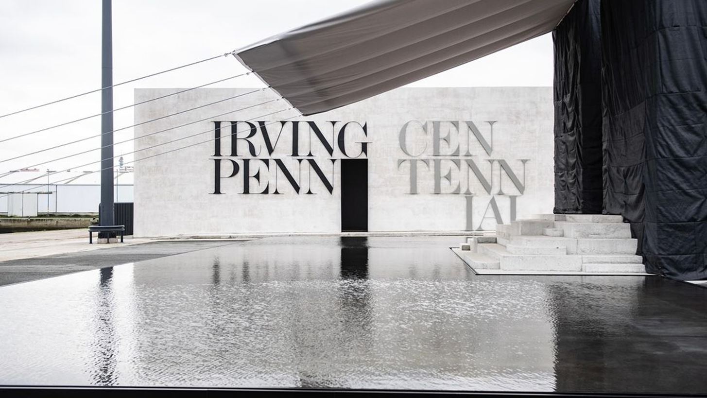&quot;Irving Penn: Centennial&quot; | &#x397; &#x3B1;&#x3BD;&#x3B1;&#x3B4;&#x3C1;&#x3BF;&#x3BC;&#x3B9;&#x3BA;&#x3AE; &#x3AD;&#x3BA;&#x3B8;&#x3B5;&#x3C3;&#x3B7; &#x3C6;&#x3C9;&#x3C4;&#x3AF;&#x3B6;&#x3B5;&#x3B9; &#x3C4;&#x3B7; &#x3B4;&#x3B9;&#x3B1;&#x3B4;&#x3C1;&#x3BF;&#x3BC;&#x3AE; &#x3C4;&#x3BF;&#x3C5; &#x3C3;&#x3C5;&#x3B3;&#x3BA;&#x3BB;&#x3BF;&#x3BD;&#x3B9;&#x3C3;&#x3C4;&#x3B9;&#x3BA;&#x3BF;&#x3CD; &#x3C6;&#x3C9;&#x3C4;&#x3BF;&#x3B3;&#x3C1;&#x3AC;&#x3C6;&#x3BF;&#x3C5; &#x3BC;&#x3CC;&#x3B4;&#x3B1;&#x3C2;