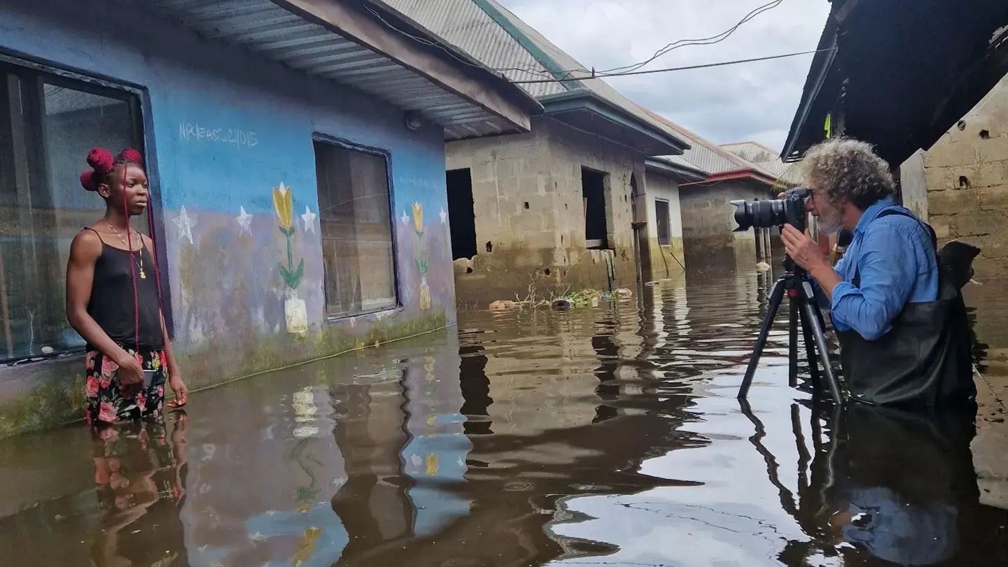 &#x39F; Gideon Mendel &#x3C6;&#x3C9;&#x3C4;&#x3BF;&#x3B3;&#x3C1;&#x3B1;&#x3C6;&#x3AF;&#x3B6;&#x3B5;&#x3B9; &#x3CC;&#x3C3;&#x3BF;&#x3C5;&#x3C2; &#x3B5;&#x3C0;&#x3B9;&#x3B2;&#x3B9;&#x3CE;&#x3BD;&#x3BF;&#x3C5;&#x3BD; &#x3BC;&#x3B5;&#x3C4;&#x3AC; &#x3B1;&#x3C0;&#x3CC; &#x3BA;&#x3BB;&#x3B9;&#x3BC;&#x3B1;&#x3C4;&#x3B9;&#x3BA;&#x3AD;&#x3C2; &#x3BA;&#x3B1;&#x3C4;&#x3B1;&#x3C3;&#x3C4;&#x3C1;&#x3BF;&#x3C6;&#x3AD;&#x3C2;
