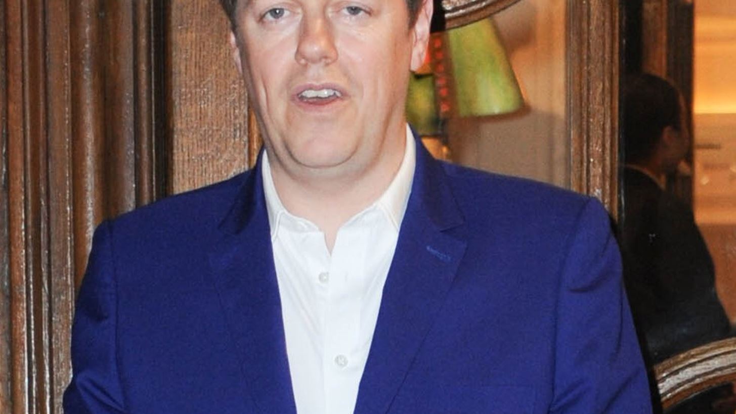Tom Parker Bowles | &#x39F; &#x3B3;&#x3B9;&#x3BF;&#x3C2; &#x3C4;&#x3B7;&#x3C2; Camilla &#x3AD;&#x3C7;&#x3B1;&#x3C3;&#x3B5; &#x3C4;&#x3B7; &#x3C3;&#x3CD;&#x3BD;&#x3C4;&#x3C1;&#x3BF;&#x3C6;&#x3CC; &#x3C4;&#x3BF;&#x3C5; &#x3B1;&#x3C0;&#x3CC; &#x3BA;&#x3B1;&#x3C1;&#x3BA;&#x3AF;&#x3BD;&#x3BF;