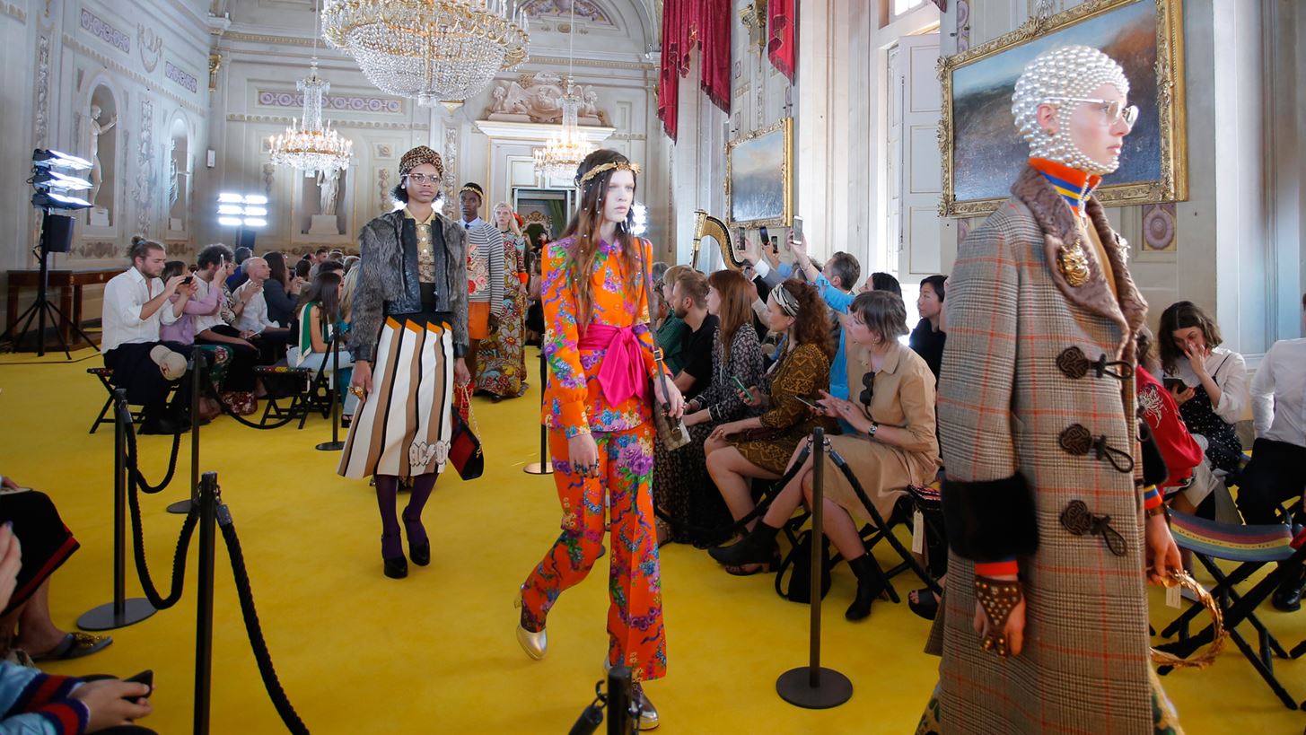 Gucci Resort 2018: H &#x391;&#x3BD;&#x3B1;&#x3B3;&#x3AD;&#x3BD;&#x3BD;&#x3B7;&#x3C3;&#x3B7; &#x3B5;&#x3BC;&#x3C0;&#x3BD;&#x3AD;&#x3B5;&#x3B9; &#x3C4;&#x3B7;&#x3BD; &#x3C0;&#x3B9;&#x3BF; maximal &#x3C3;&#x3C5;&#x3BB;&#x3BB;&#x3BF;&#x3B3;&#x3AE;