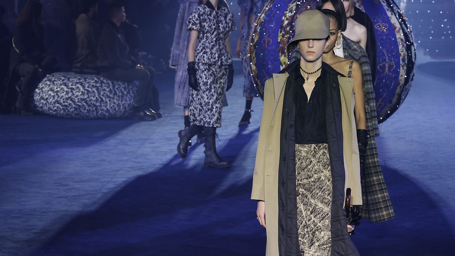 Dior AW&#x27;23 | &#x39C;&#x3AF;&#x3B1; &#x3C3;&#x3C5;&#x3BB;&#x3BB;&#x3BF;&#x3B3;&#x3AE; &#x3B1;&#x3C6;&#x3B9;&#x3B5;&#x3C1;&#x3C9;&#x3BC;&#x3AD;&#x3BD;&#x3B7; &#x3C3;&#x3C4;&#x3B9;&#x3C2; &#x3B3;&#x3C5;&#x3BD;&#x3B1;&#x3AF;&#x3BA;&#x3B5;&#x3C2; &#x3C0;&#x3BF;&#x3C5; &#x3C0;&#x3AC;&#x3BD;&#x3B5; &#x3BA;&#x3CC;&#x3BD;&#x3C4;&#x3C1;&#x3B1; &#x3C3;&#x3C4;&#x3BF; &#x3C1;&#x3B5;&#x3CD;&#x3BC;&#x3B1;