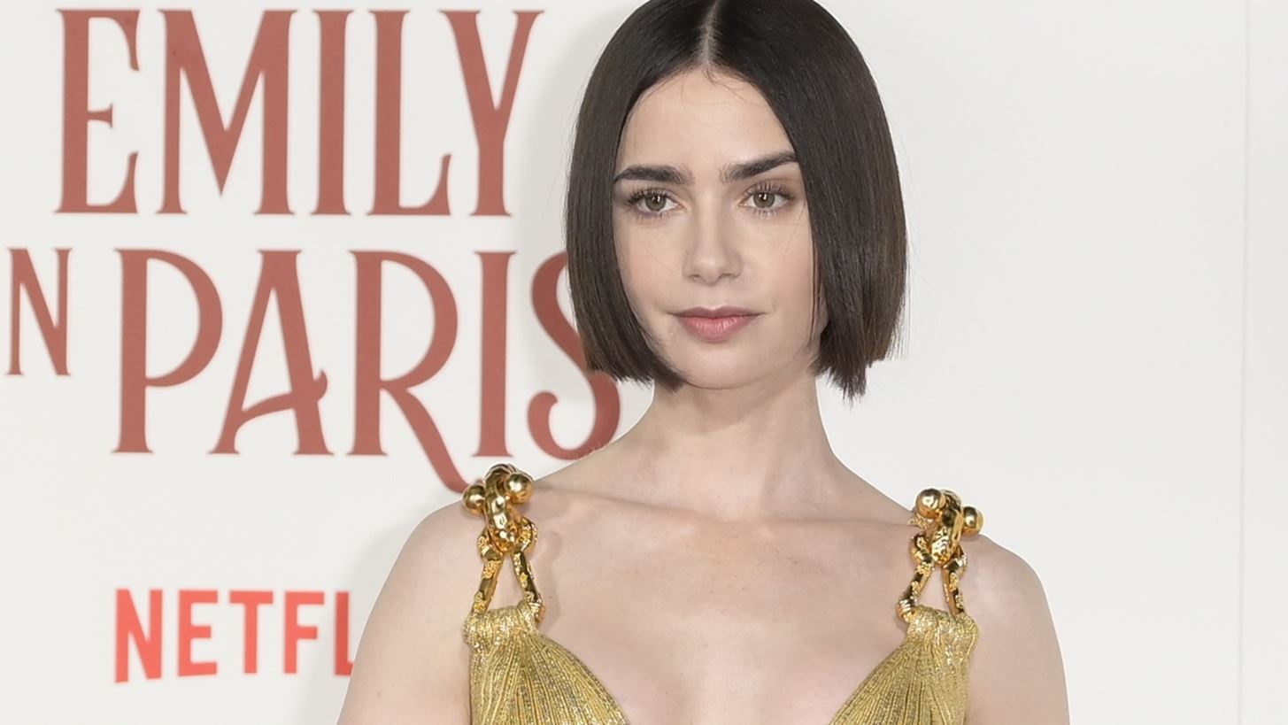 Lily Collins | &#x3A0;&#x3BF;&#x3B9;&#x3BF;&#x3BD; &#x3B8;&#x3B5;&#x3C9;&#x3C1;&#x3B5;&#x3AF; &#x3B9;&#x3B4;&#x3B1;&#x3BD;&#x3B9;&#x3BA;&#x3CC; &#x3C4;&#x3B1;&#x3AF;&#x3C1;&#x3B9; &#x3B3;&#x3B9;&#x3B1; &#x3C4;&#x3B7;&#x3BD; &#x3B7;&#x3C1;&#x3C9;&#x3AF;&#x3B4;&#x3B1; &#x3C4;&#x3B7;&#x3C2; &#x3C3;&#x3C4;&#x3BF; Emily in Paris