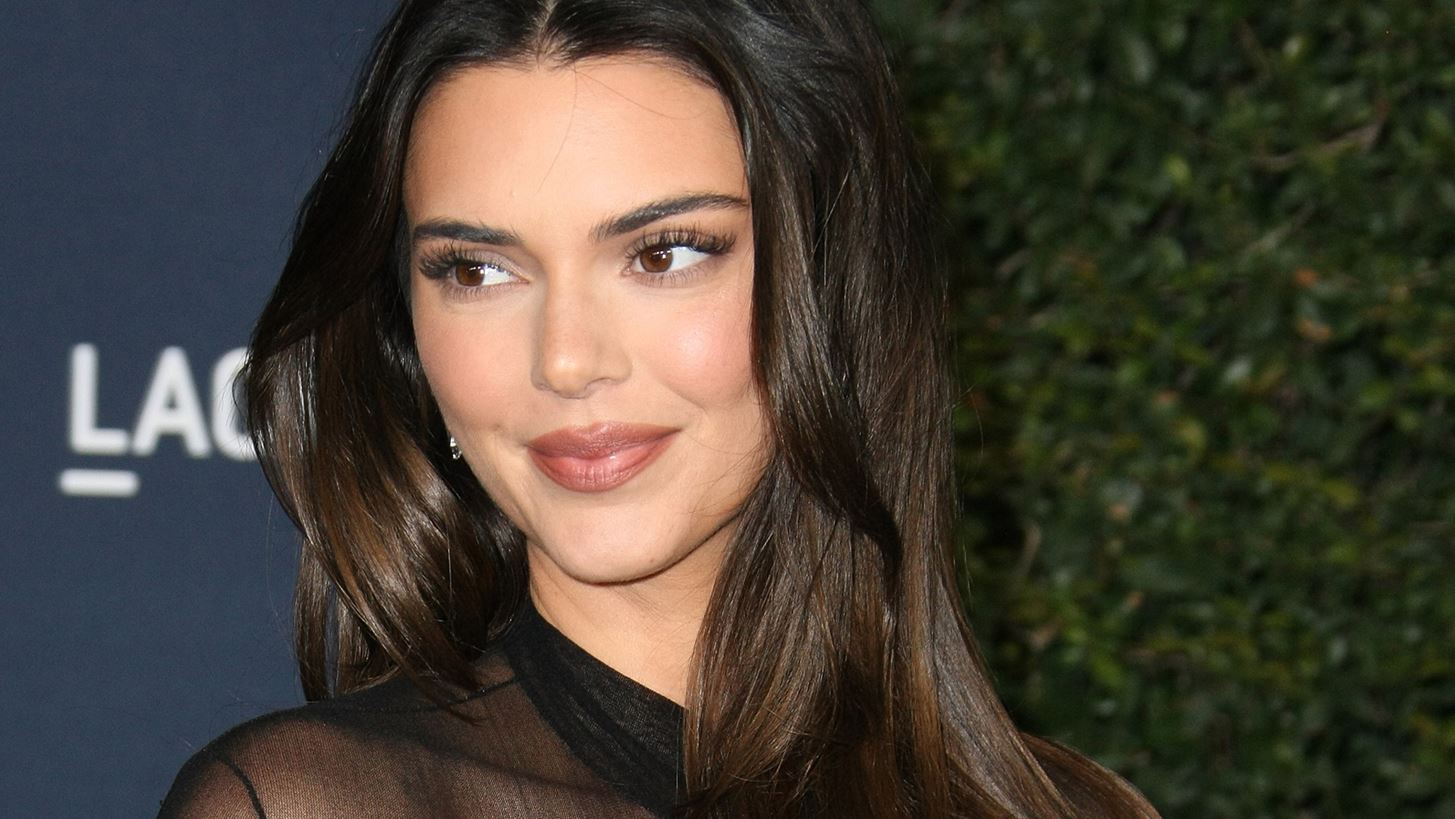 &#x397; &#x3B1;&#x3B3;&#x3B1;&#x3C0;&#x3B7;&#x3BC;&#x3AD;&#x3BD;&#x3B7; mascara &#x3C4;&#x3B7;&#x3C2; Kendall Jenner &#x3C7;&#x3B1;&#x3C1;&#x3AF;&#x3B6;&#x3B5;&#x3B9; &#x3B5;&#x3BA;&#x3C0;&#x3BB;&#x3B7;&#x3BA;&#x3C4;&#x3B9;&#x3BA;&#x3AD;&#x3C2; &#x3B2;&#x3BB;&#x3B5;&#x3C6;&#x3B1;&#x3C1;&#x3AF;&#x3B4;&#x3B5;&#x3C2; &#x3BC;&#x3B5; &#x3BC;&#x3CC;&#x3BD;&#x3BF; &#x3AD;&#x3BD;&#x3B1; &#x3C0;&#x3AD;&#x3C1;&#x3B1;&#x3C3;&#x3BC;&#x3B1;