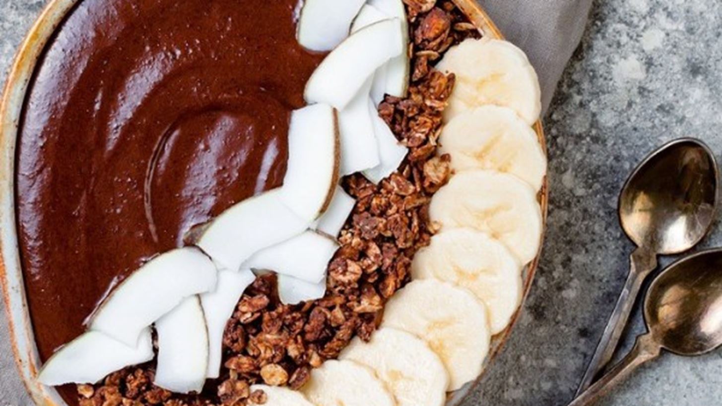 Σμούθι μπολ πρωτεΐνης με σοκολάτα και μάκα σκόνη για ένα πρωινό γεμάτο ενέργεια