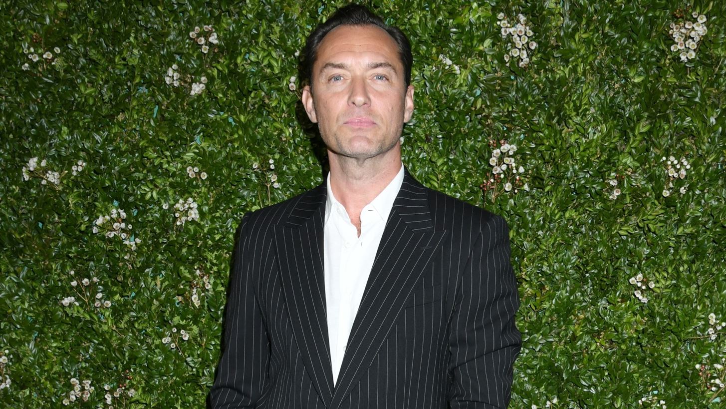 Jude Law: &quot;&#x39F; &#x3BA;&#x3CC;&#x3C3;&#x3BC;&#x3BF;&#x3C2; &#x3B4;&#x3B5;&#x3BD; &#x3BE;&#x3AD;&#x3C1;&#x3B5;&#x3B9; &#x3C4;&#x3B1; &#x3C0;&#x3AC;&#x3BD;&#x3C4;&#x3B1; &#x3B3;&#x3B9;&#x3B1; &#x3BC;&#x3AD;&#x3BD;&#x3B1;&quot;