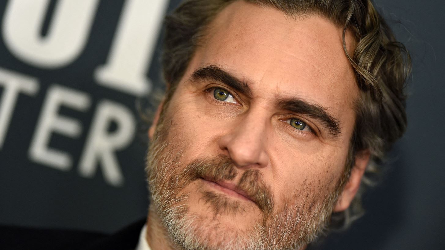 &#x39F; Joaquin Phoenix &#x3BC;&#x3B9;&#x3BB;&#x3AC;&#x3B5;&#x3B9; &#x3C0;&#x3C1;&#x3CE;&#x3C4;&#x3B7; &#x3C6;&#x3BF;&#x3C1;&#x3AC; &#x3B3;&#x3B9;&#x3B1; &#x3C4;&#x3BF;&#x3BD; &#x3B1;&#x3B4;&#x3B5;&#x3C1;&#x3C6;&#x3CC; &#x3C4;&#x3BF;&#x3C5;, River