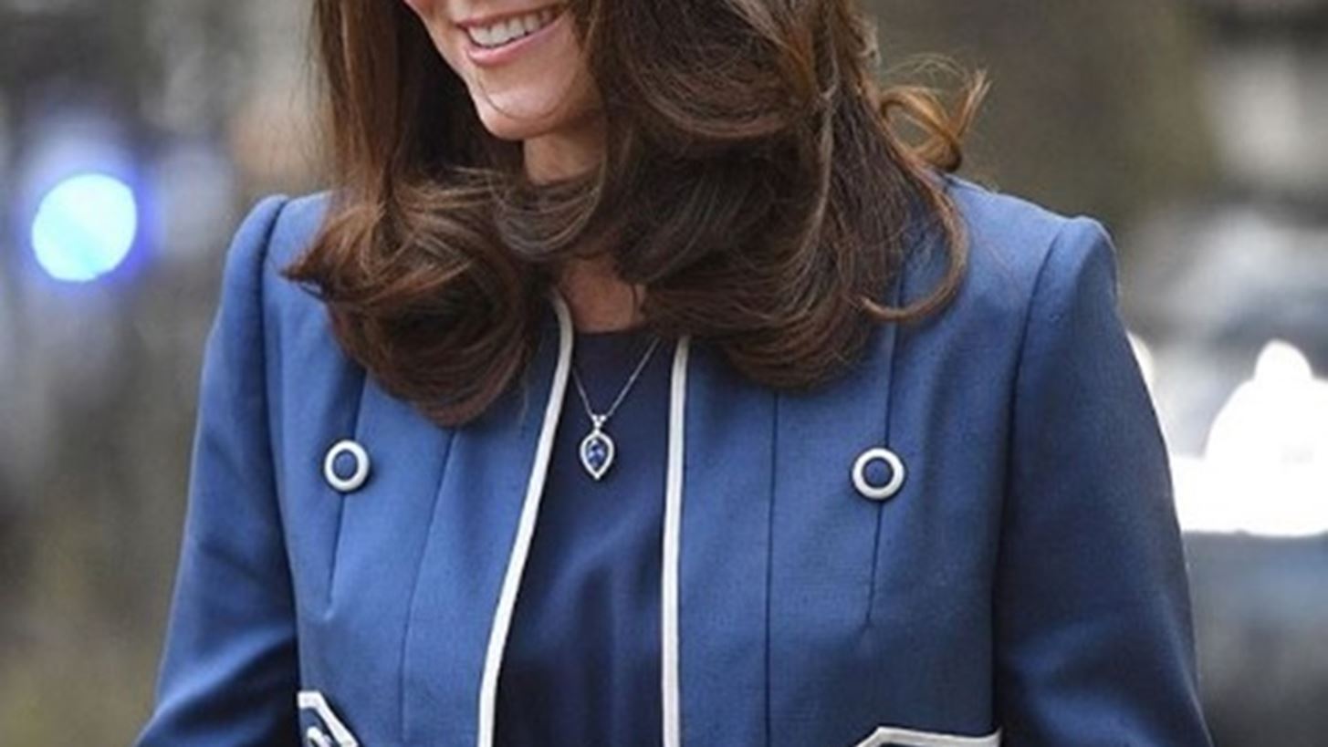 Kate Middleton: &#x395;&#x3BC;&#x3C6;&#x3B1;&#x3BD;&#x3AF;&#x3C3;&#x3C4;&#x3B7;&#x3BA;&#x3B5; &#x3BC;&#x3B5; &#x3C6;&#x3CC;&#x3C1;&#x3B5;&#x3BC;&#x3B1; &#x3B1;&#x3C0;&#x3CC; &#x3C4;&#x3B1; Zara &#x3C0;&#x3BF;&#x3C5; &#x3BC;&#x3C0;&#x3BF;&#x3C1;&#x3B5;&#x3AF;&#x3C2; &#x3BD;&#x3B1; &#x3B1;&#x3C0;&#x3BF;&#x3BA;&#x3C4;&#x3AE;&#x3C3;&#x3B5;&#x3B9;&#x3C2; &#x3BA;&#x3B9; &#x3B5;&#x3C3;&#x3CD;