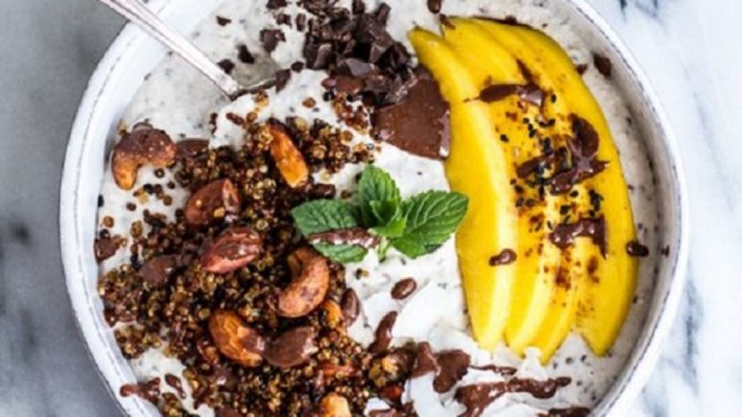 To απόλυτο smoothie bowl, ιδανικό για πρωινό, με καρύδα, κινόα και μαύρο σουσάμι