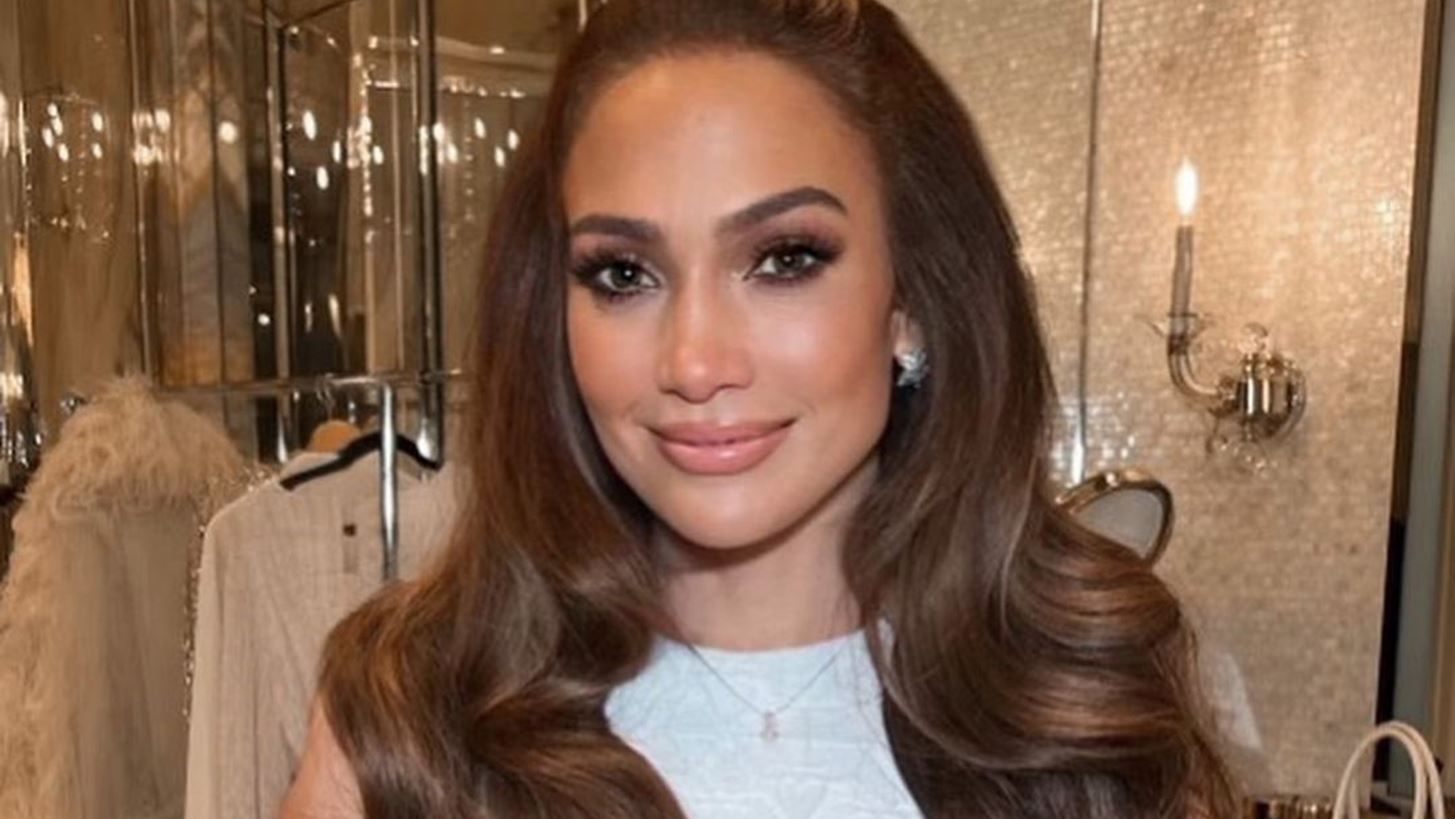 &#x397; Jennifer Lopez &#x3AD;&#x3B3;&#x3B9;&#x3BD;&#x3B5; 53 | &#x3A4;&#x3BF; style evolution &#x3C4;&#x3B7;&#x3C2; &#x3BC;&#x3AD;&#x3C3;&#x3B1; &#x3C3;&#x3C4;&#x3BF;&#x3BD; &#x3C7;&#x3C1;&#x3CC;&#x3BD;&#x3BF;