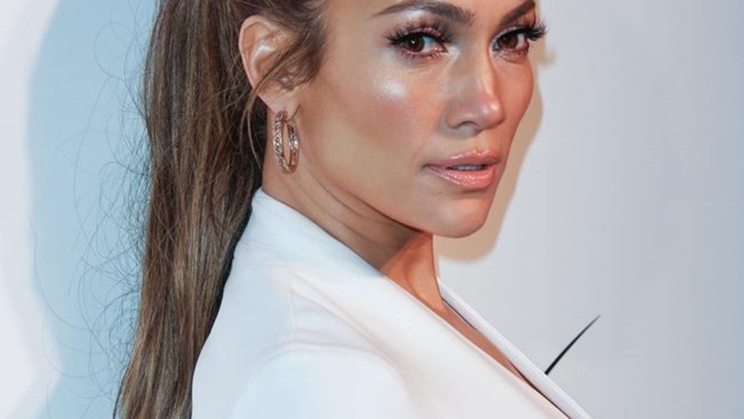 Jennifer Lopez: &#x395;&#x3BD;&#x3C4;&#x3C5;&#x3C0;&#x3C9;&#x3C3;&#x3B9;&#x3B1;&#x3BA;&#x3AE; &#x3C3;&#x3C4;&#x3B7;&#x3BD; &#x3C0;&#x3B1;&#x3C1;&#x3BF;&#x3C5;&#x3C3;&#x3AF;&#x3B1;&#x3C3;&#x3B7; &#x3C4;&#x3C9;&#x3BD; &#x3C0;&#x3B1;&#x3C0;&#x3BF;&#x3C5;&#x3C4;&#x3C3;&#x3B9;&#x3CE;&#x3BD; &#x3C4;&#x3B7;&#x3C2;