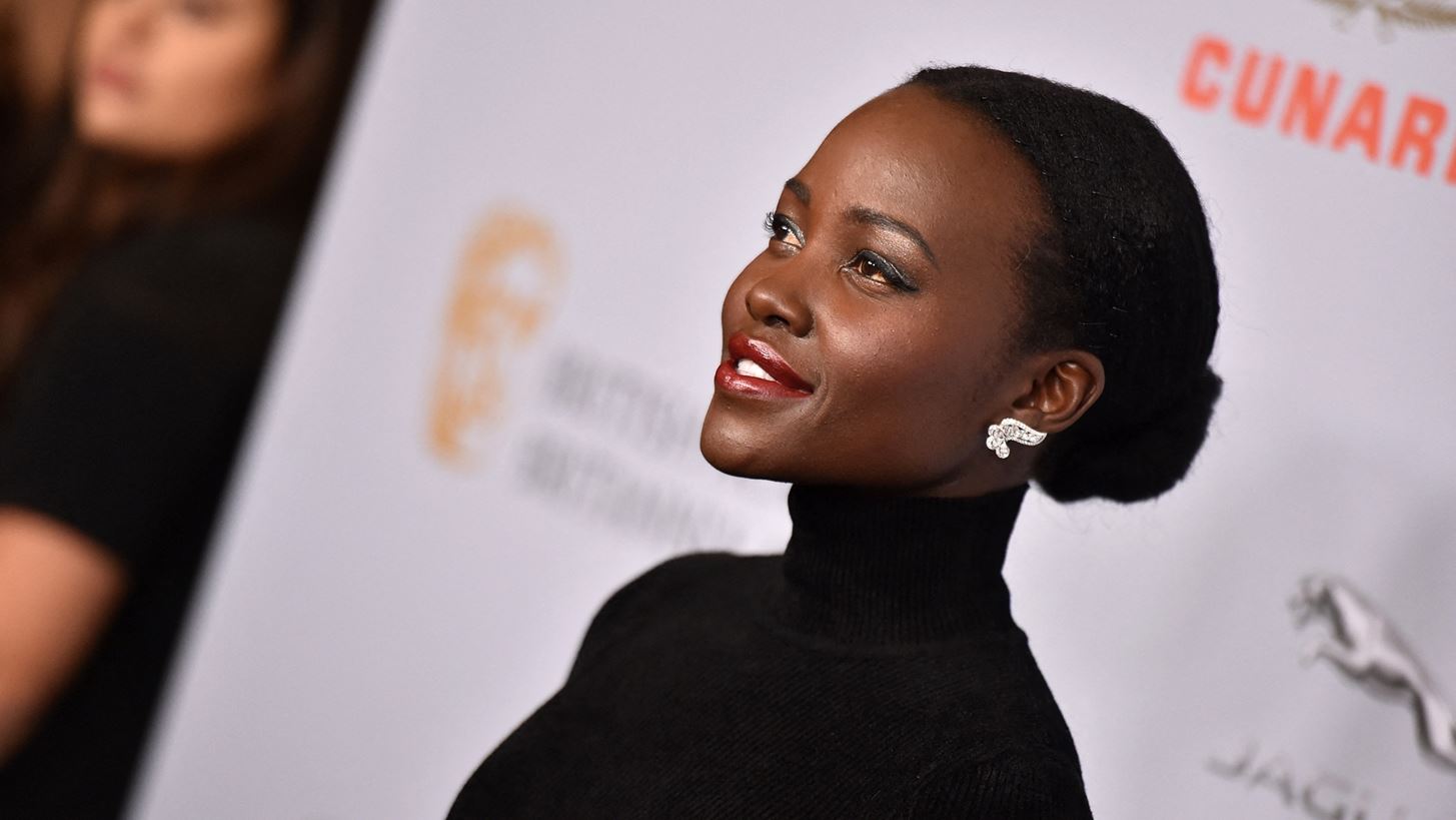 H Lupita Nyong&#x27;o &#x3B3;&#x3C1;&#x3AC;&#x3C6;&#x3B5;&#x3B9; &#x3B9;&#x3C3;&#x3C4;&#x3BF;&#x3C1;&#x3AF;&#x3B1; &#x3C3;&#x3C4;&#x3B7; &#x39C;&#x3C0;&#x3B5;&#x3C1;&#x3BB;&#x3B9;&#x3BD;&#x3AC;&#x3BB;&#x3B5;