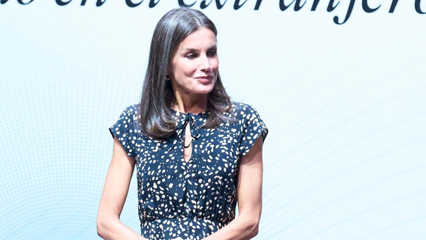 H &#x3B2;&#x3B1;&#x3C3;&#x3AF;&#x3BB;&#x3B9;&#x3C3;&#x3C3;&#x3B1; Letizia &#x3C6;&#x3CC;&#x3C1;&#x3B5;&#x3C3;&#x3B5; &#x3BE;&#x3B1;&#x3BD;&#x3AC; &#x3C4;&#x3BF; &#x3B1;&#x3B3;&#x3B1;&#x3C0;&#x3B7;&#x3BC;&#x3AD;&#x3BD;&#x3BF; &#x3C4;&#x3B7;&#x3C2; &#x3BA;&#x3C1;&#x3BF;&#x3C5;&#x3B1;&#x3B6;&#x3AD; &#x3C6;&#x3CC;&#x3C1;&#x3B5;&#x3BC;&#x3B1;