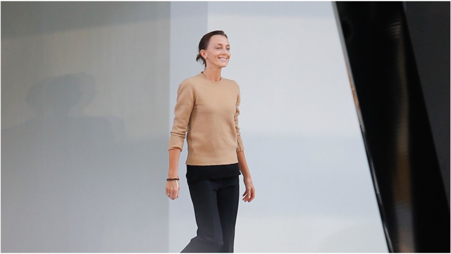 Phoebe Philo: 10 &#x3C6;&#x3BF;&#x3C1;&#x3AD;&#x3C2; &#x3C0;&#x3BF;&#x3C5; &#x3AD;&#x3C6;&#x3B5;&#x3C1;&#x3B5; &#x3C4;&#x3BF;&#x3BD; &#x3BF;&#x3AF;&#x3BA;&#x3BF; C&#xE9;line &#x3C3;&#x3C4;&#x3BF; &#x3C0;&#x3C1;&#x3BF;&#x3C3;&#x3BA;&#x3AE;&#x3BD;&#x3B9;&#x3BF; &#x3C4;&#x3B7;&#x3C2; &#x3BC;&#x3CC;&#x3B4;&#x3B1;&#x3C2;