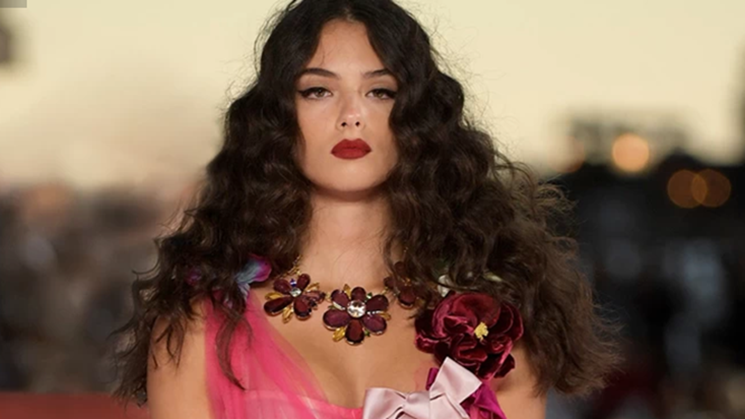 Deva Cassel | &#x397; &#x3BA;&#x3CC;&#x3C1;&#x3B7; &#x3C4;&#x3B7;&#x3C2; &#x39C;onica Bellucci &#x3BC;&#x3AC;&#x3B3;&#x3B5;&#x3C8;&#x3B5; &#x3C3;&#x3C4;&#x3BF; &#x3C3;&#x3CC;&#x3BF;&#x3C5; &#x3C4;&#x3C9;&#x3BD; Dolce &amp; Gabbana