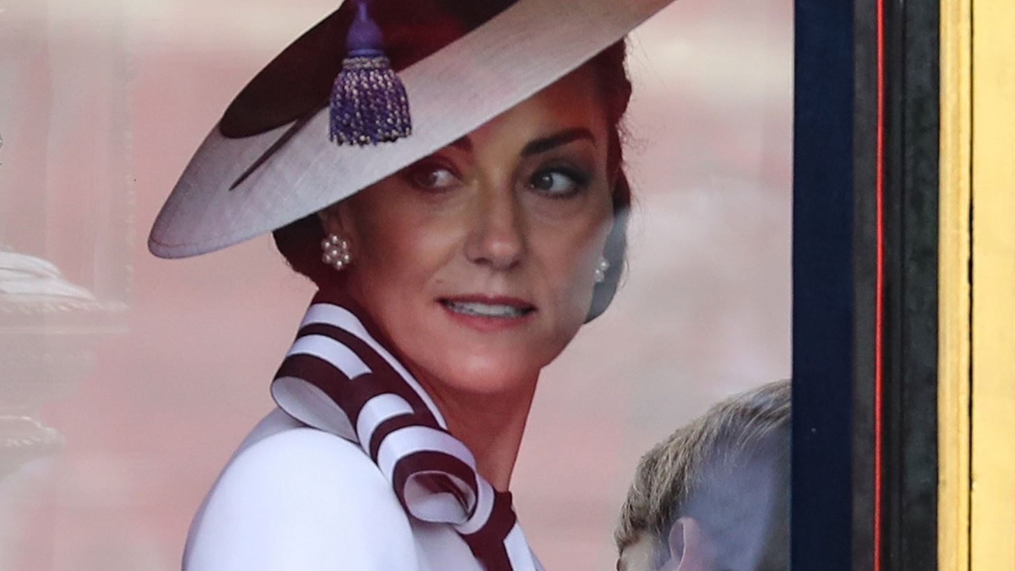 Kate Middleton | &#x3A0;&#x3B9;&#x3BF; &#x3C3;&#x3CD;&#x3BD;&#x3C4;&#x3BF;&#x3BC;&#x3B1; &#x3B1;&#x3C0;&#x3CC; &#x3CC;&#x3C3;&#x3BF; &#x3BD;&#x3BF;&#x3BC;&#x3AF;&#x3B6;&#x3BF;&#x3C5;&#x3BC;&#x3B5; &#x3B7; &#x3B5;&#x3C0;&#x3CC;&#x3BC;&#x3B5;&#x3BD;&#x3B7; &#x3B5;&#x3BC;&#x3C6;&#x3AC;&#x3BD;&#x3B9;&#x3C3;&#x3AE; &#x3C4;&#x3B7;&#x3C2;
