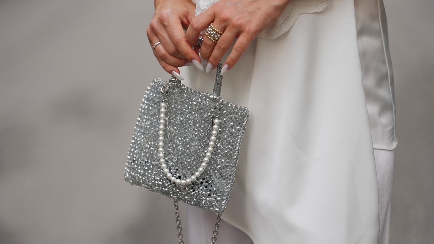 Οι πιο κομψές party bags για τις γιορτές και πώς θα επιλέξεις την ιδανική για το look σου