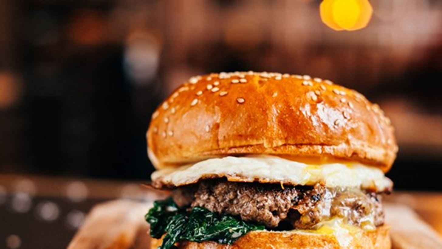 Green-Chile Burger &#x3BC;&#x3B5; &#x3A4;&#x3B7;&#x3B3;&#x3B1;&#x3BD;&#x3B7;&#x3C4;&#x3CC; &#x391;&#x3C5;&#x3B3;&#x3CC;