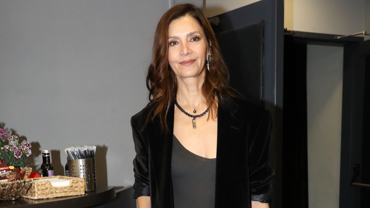 Η Κατερίνα Λέχου με μπεζ faux γούνα σε βραδινή έξοδο | Η κολακευτική λεπτομέρεια στο look της