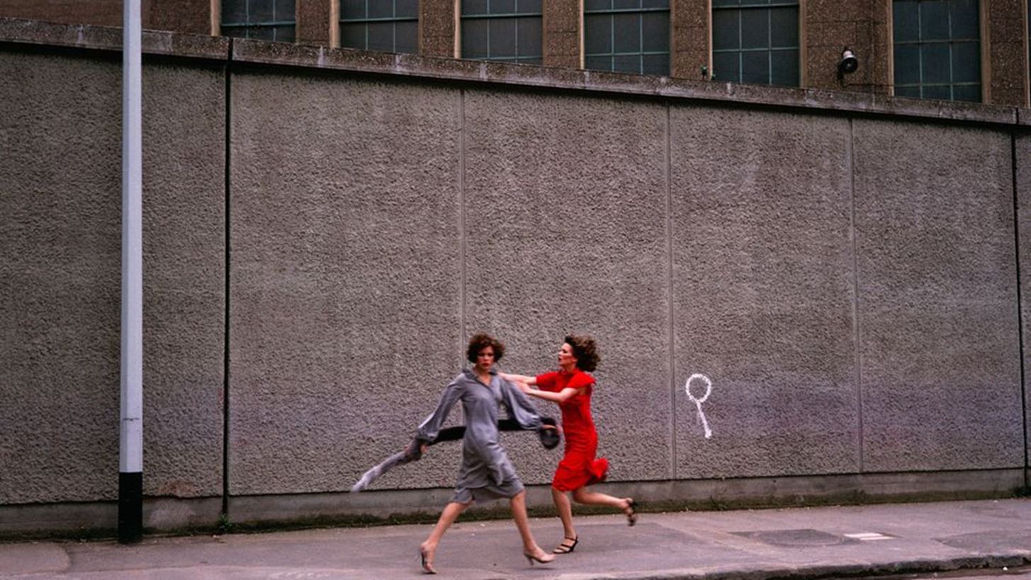 O &#x3BF;&#x3AF;&#x3BA;&#x3BF;&#x3C2; Chlo&#xE9; &#x3B4;&#x3B9;&#x3BF;&#x3C1;&#x3B3;&#x3B1;&#x3BD;&#x3CE;&#x3BD;&#x3B5;&#x3B9; &#x3BC;&#x3B9;&#x3B1; &#x3B5;&#x3BD;&#x3C4;&#x3C5;&#x3C0;&#x3C9;&#x3C3;&#x3B9;&#x3B1;&#x3BA;&#x3AE; &#x3AD;&#x3BA;&#x3B8;&#x3B5;&#x3C3;&#x3B7; &#x3C6;&#x3C9;&#x3C4;&#x3BF;&#x3B3;&#x3C1;&#x3B1;&#x3C6;&#x3AF;&#x3B1;&#x3C2; &#x3BC;&#x3B5; &#x3C4;&#x3AF;&#x3C4;&#x3BB;&#x3BF; &quot;Femininities&quot;