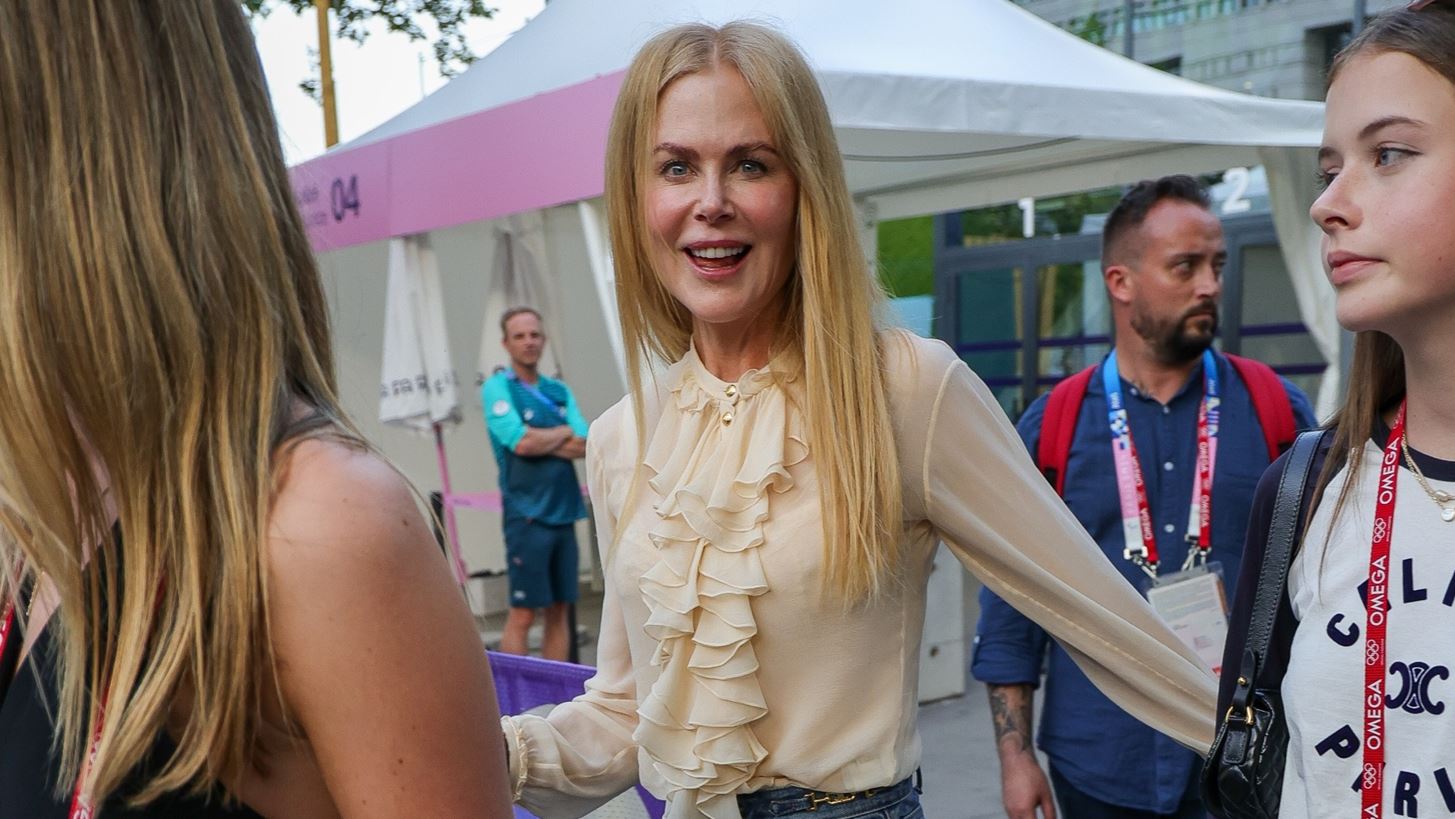 Nicole Kidman | &#x397; &#x3B5;&#x3BC;&#x3C6;&#x3AC;&#x3BD;&#x3B9;&#x3C3;&#x3B7; &#x3BC;&#x3B5; &#x3C4;&#x3B9;&#x3C2; &#x3BA;&#x3CC;&#x3C1;&#x3B5;&#x3C2; &#x3C4;&#x3B7;&#x3C2; &#x3C0;&#x3BF;&#x3C5; &#x3AD;&#x3BA;&#x3B1;&#x3BD;&#x3B5; &#x3C4;&#x3BF;&#x3C5;&#x3C2; &#x3C0;&#x3AC;&#x3BD;&#x3C4;&#x3B5;&#x3C2; &#x3BD;&#x3B1; &#x3C3;&#x3C7;&#x3BF;&#x3BB;&#x3B9;&#x3AC;&#x3B6;&#x3BF;&#x3C5;&#x3BD; &#x3C4;&#x3B7;&#x3BD; &#x3BF;&#x3BC;&#x3BF;&#x3B9;&#x3CC;&#x3C4;&#x3B7;&#x3C4;&#x3AC; &#x3C4;&#x3BF;&#x3C5;&#x3C2;