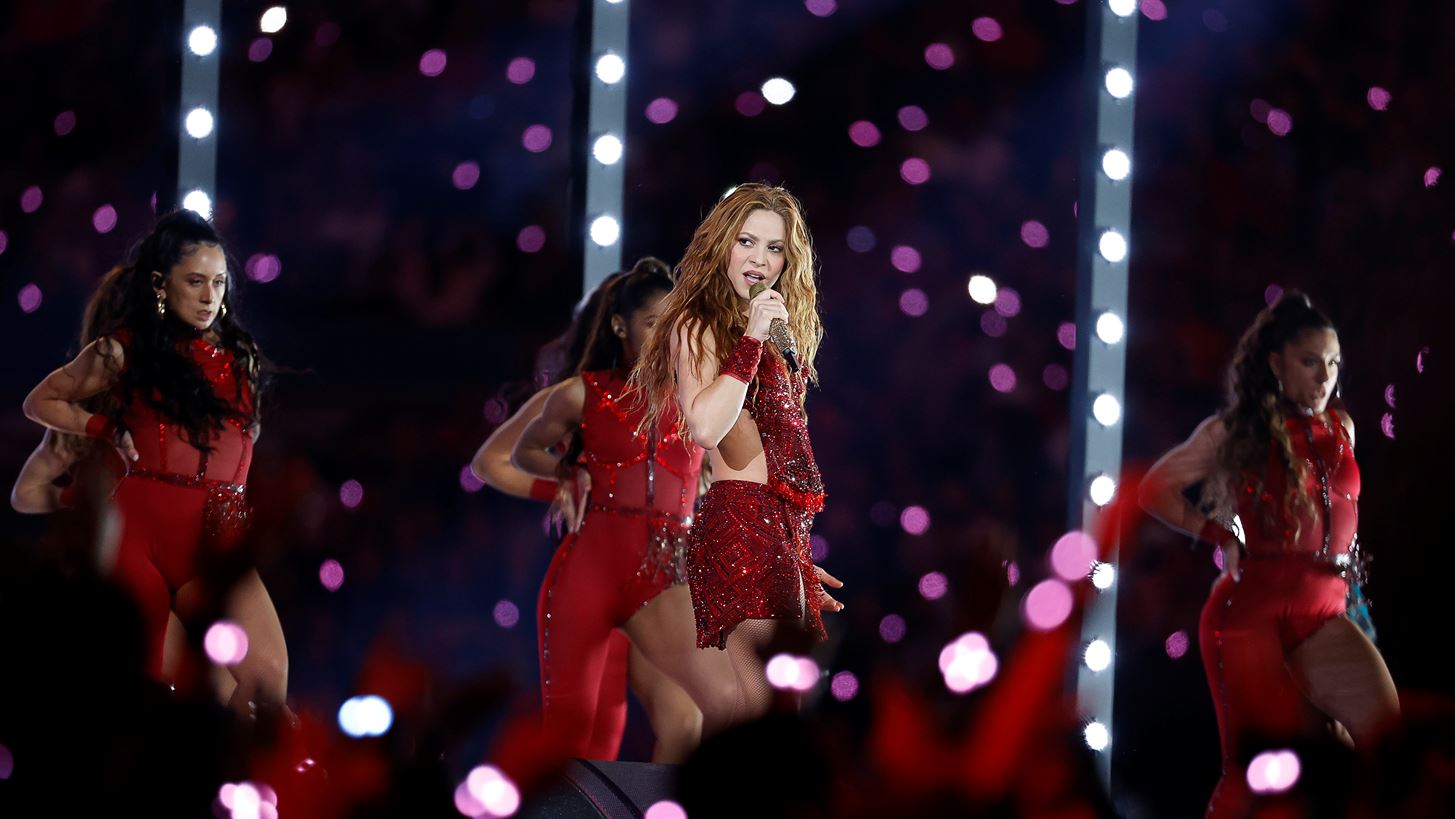Shakira: &#x3A0;&#x3BF;&#x3B6;&#x3AC;&#x3C1;&#x3B5;&#x3B9; &#x3BC;&#x3B5; &#x3C4;&#x3BF;&#x3C5;&#x3C2; &#x3B4;&#x3CD;&#x3BF; &#x3B3;&#x3B9;&#x3BF;&#x3C5;&#x3C2; &#x3C4;&#x3B7;&#x3C2; &#x3BA;&#x3B1;&#x3B9; &#x3BC;&#x3B1;&#x3C2; &#x3B4;&#x3B5;&#x3AF;&#x3C7;&#x3BD;&#x3B5;&#x3B9; &#x3C0;&#x3CC;&#x3C3;&#x3BF; &#x3AD;&#x3C7;&#x3BF;&#x3C5;&#x3BD; &#x3BC;&#x3B5;&#x3B3;&#x3B1;&#x3BB;&#x3CE;&#x3C3;&#x3B5;&#x3B9;