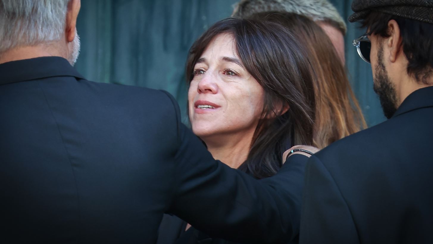 Charlotte Gainsbourg | &#x397; &#x3C4;&#x3C1;&#x3C5;&#x3C6;&#x3B5;&#x3C1;&#x3AE; &#x3B1;&#x3B3;&#x3BA;&#x3B1;&#x3BB;&#x3B9;&#x3AC; &#x3C4;&#x3C9;&#x3BD; Paradis - Deneuve &#x3C3;&#x3C4;&#x3B7;&#x3BD; &#x3BA;&#x3B7;&#x3B4;&#x3B5;&#x3AF;&#x3B1; &#x3C4;&#x3B7;&#x3C2; &#x3BC;&#x3B7;&#x3C4;&#x3AD;&#x3C1;&#x3B1;&#x3C2; &#x3C4;&#x3B7;&#x3C2;, Jane Birkin